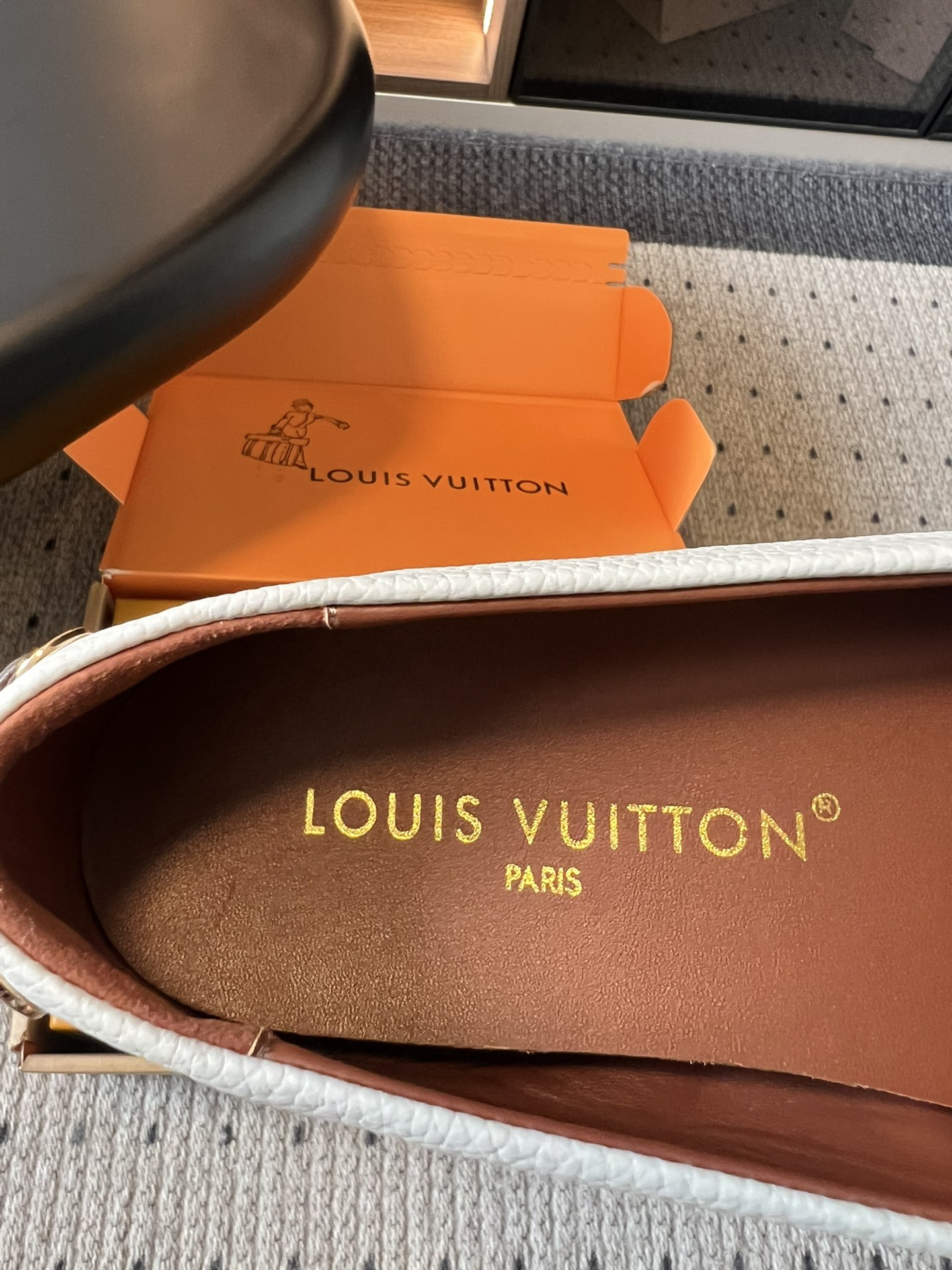
Louis vuitton 25ss 平底乐福鞋  豆豆鞋 

采用优质牛皮 轻盈舒适的莫卡辛结构搭配