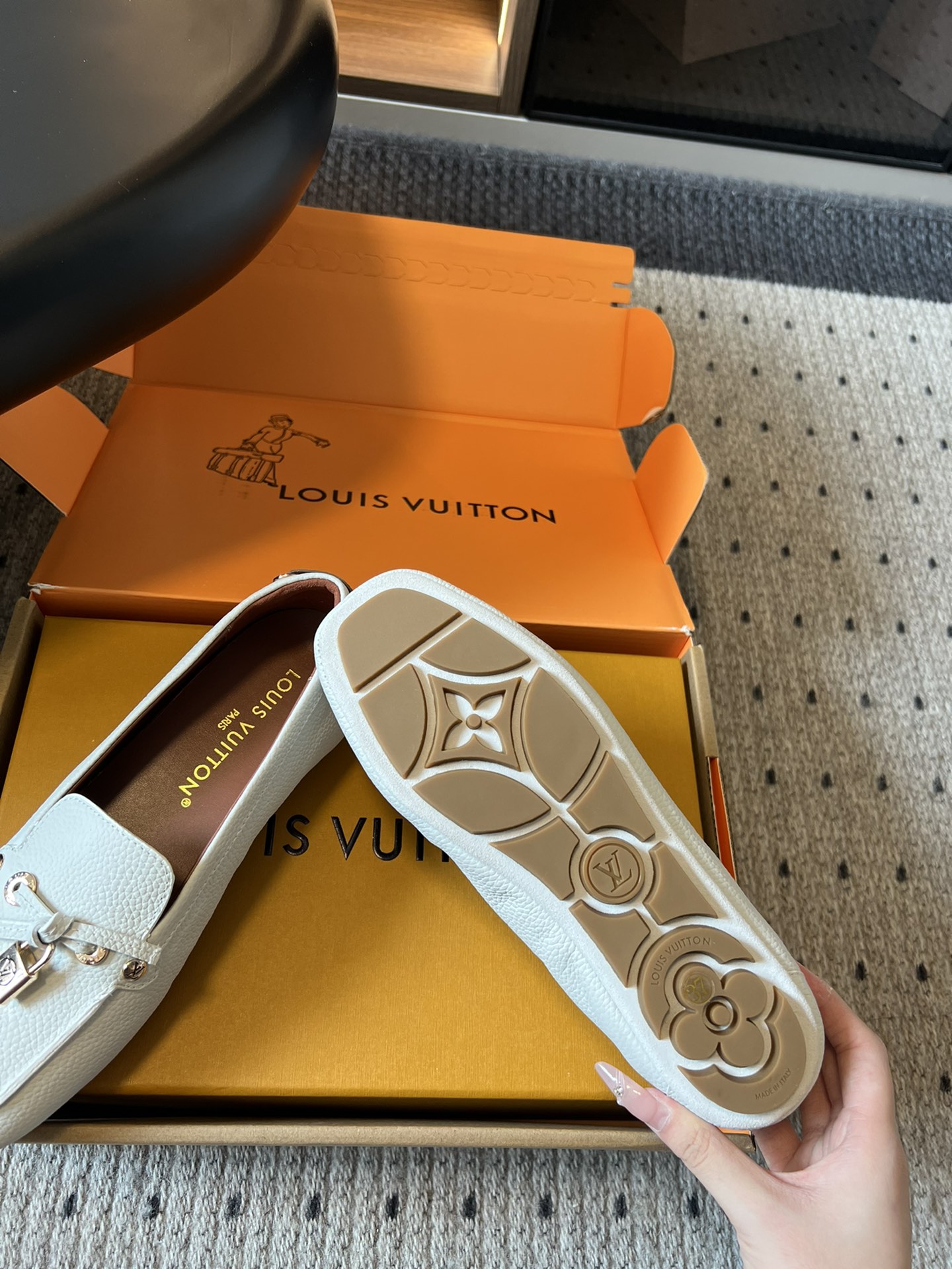 
Louis vuitton 25ss 平底乐福鞋  豆豆鞋 

采用优质牛皮 轻盈舒适的莫卡辛结构搭配