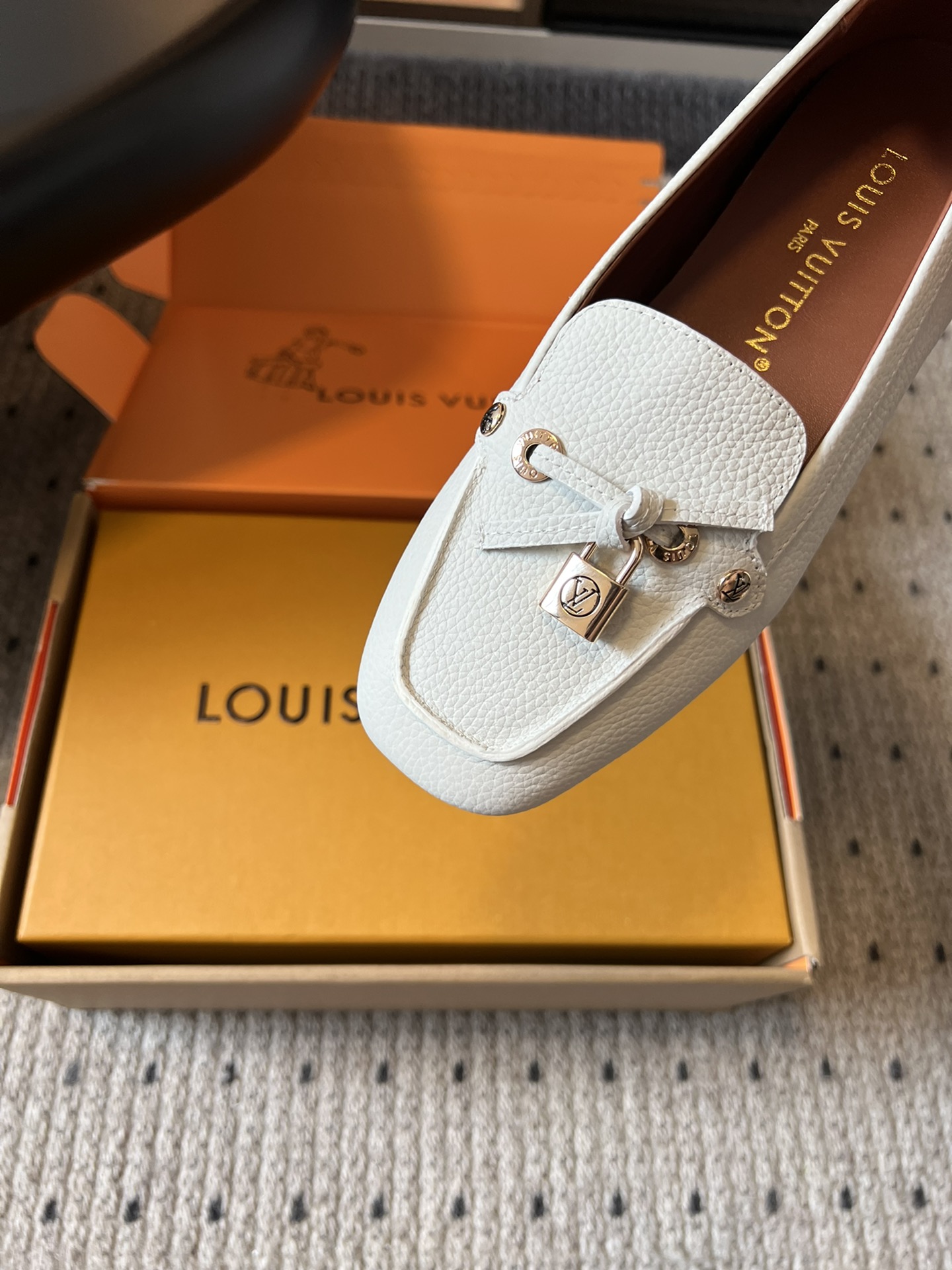 
Louis vuitton 25ss 平底乐福鞋  豆豆鞋 

采用优质牛皮 轻盈舒适的莫卡辛结构搭配