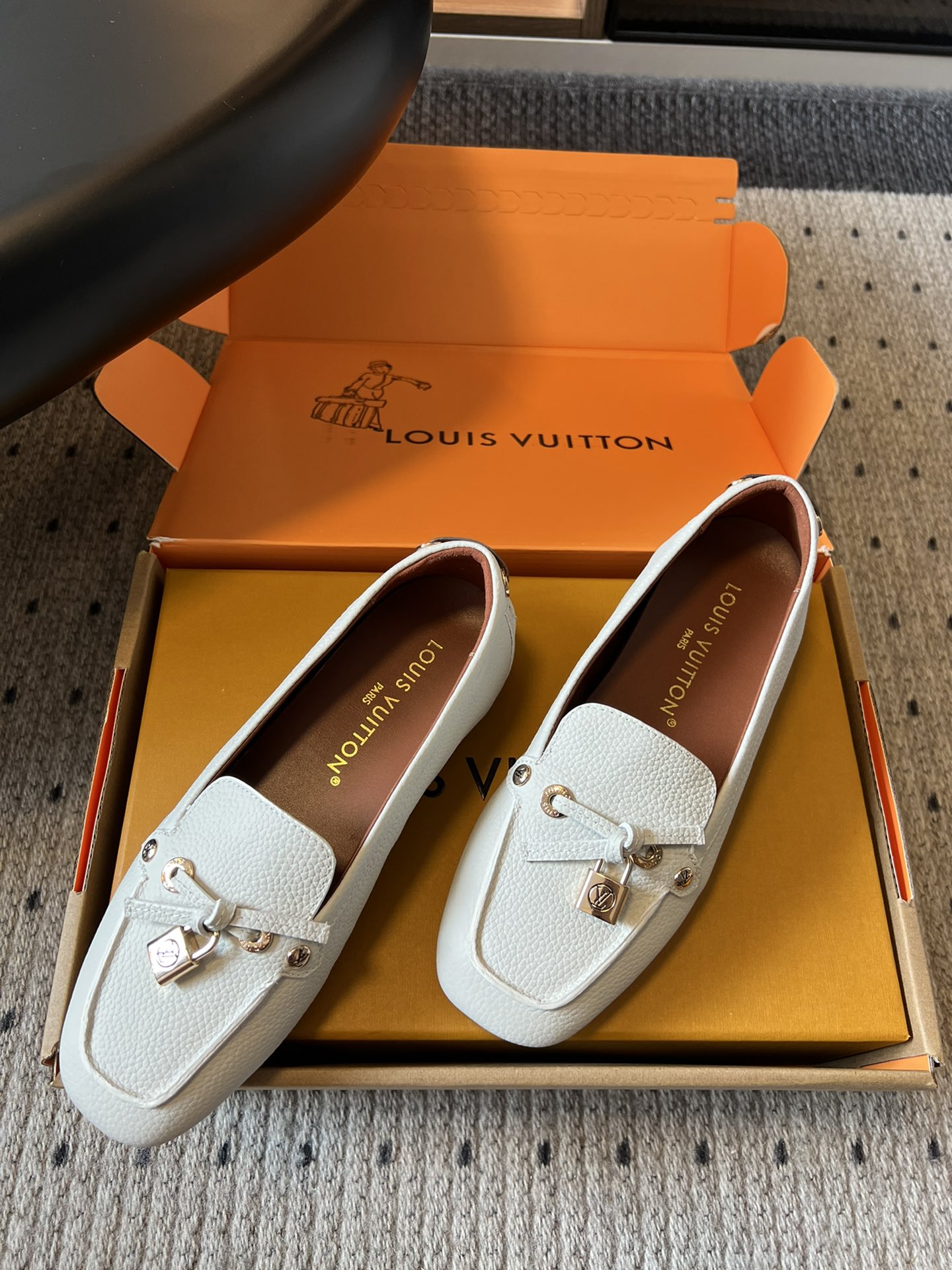 
Louis vuitton 25ss 平底乐福鞋  豆豆鞋 

采用优质牛皮 轻盈舒适的莫卡辛结构搭配