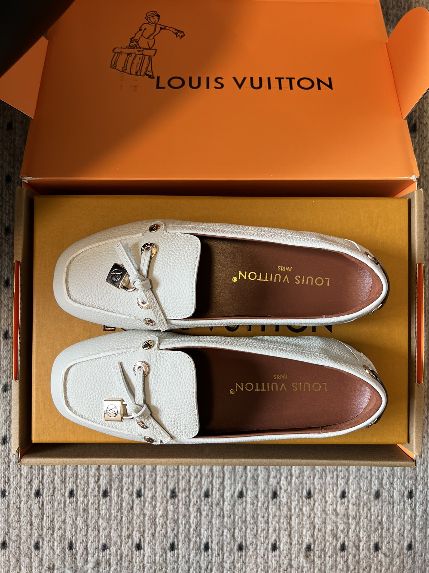 
Louis vuitton 25ss 平底乐福鞋  豆豆鞋 

采用优质牛皮 轻盈舒适的莫卡辛结构搭配