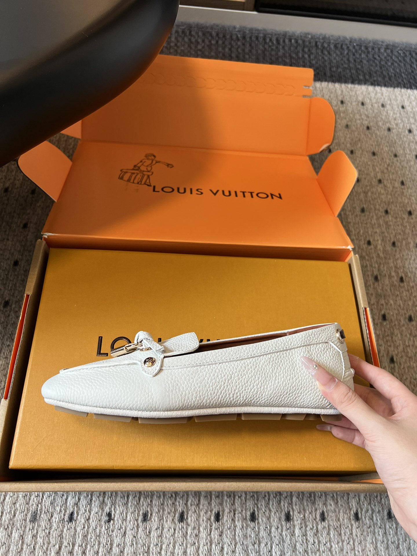 
Louis vuitton 25ss 平底乐福鞋  豆豆鞋 

采用优质牛皮 轻盈舒适的莫卡辛结构搭配