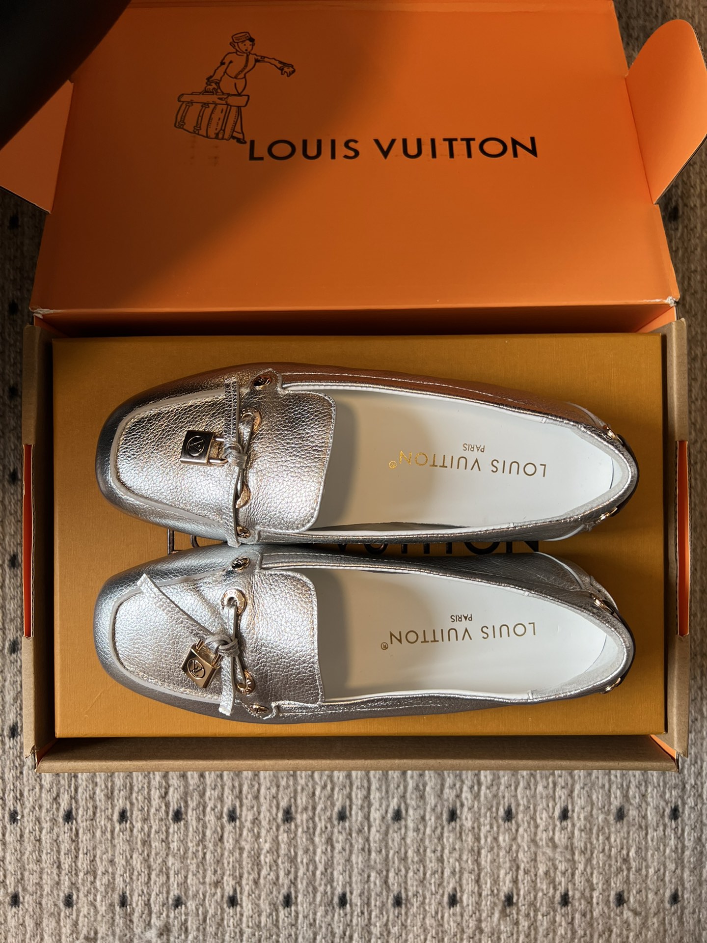 
Louis vuitton 25ss 平底乐福鞋  豆豆鞋 

采用优质牛皮 轻盈舒适的莫卡辛结构搭配