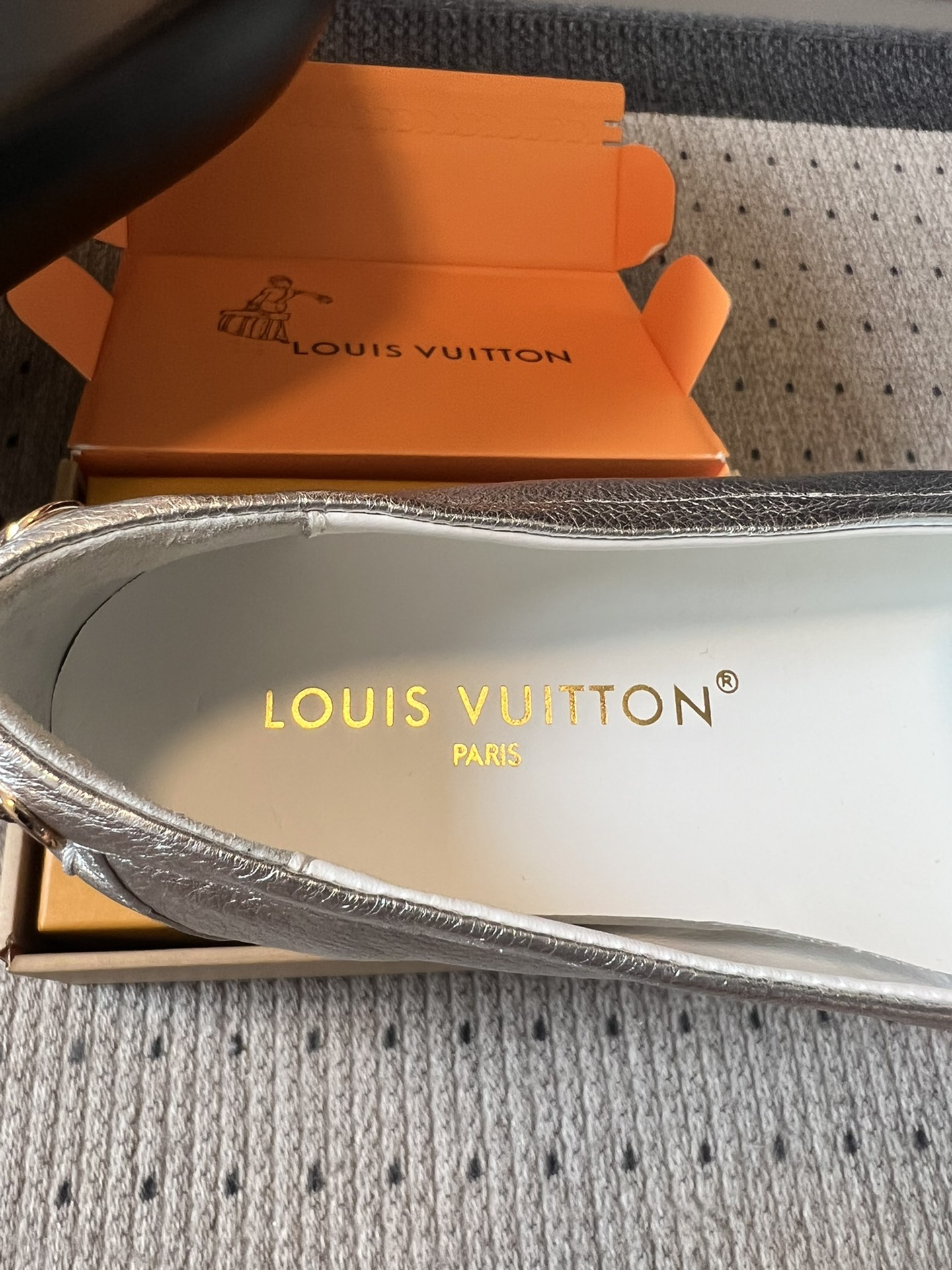 
Louis vuitton 25ss 平底乐福鞋  豆豆鞋 

采用优质牛皮 轻盈舒适的莫卡辛结构搭配