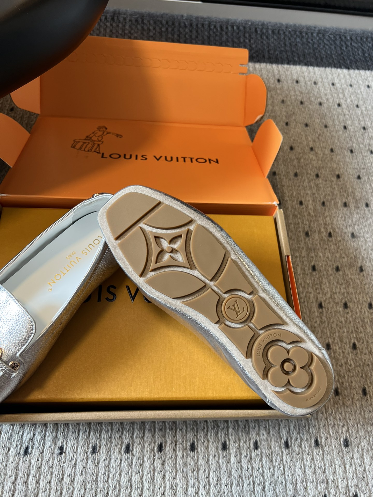 
Louis vuitton 25ss 平底乐福鞋  豆豆鞋 

采用优质牛皮 轻盈舒适的莫卡辛结构搭配