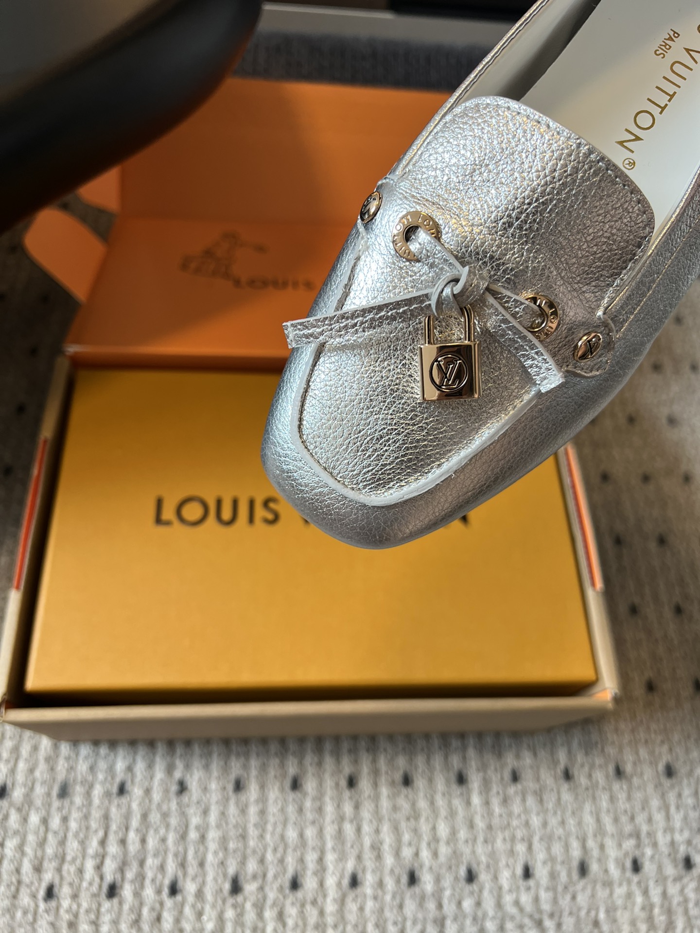 
Louis vuitton 25ss 平底乐福鞋  豆豆鞋 

采用优质牛皮 轻盈舒适的莫卡辛结构搭配