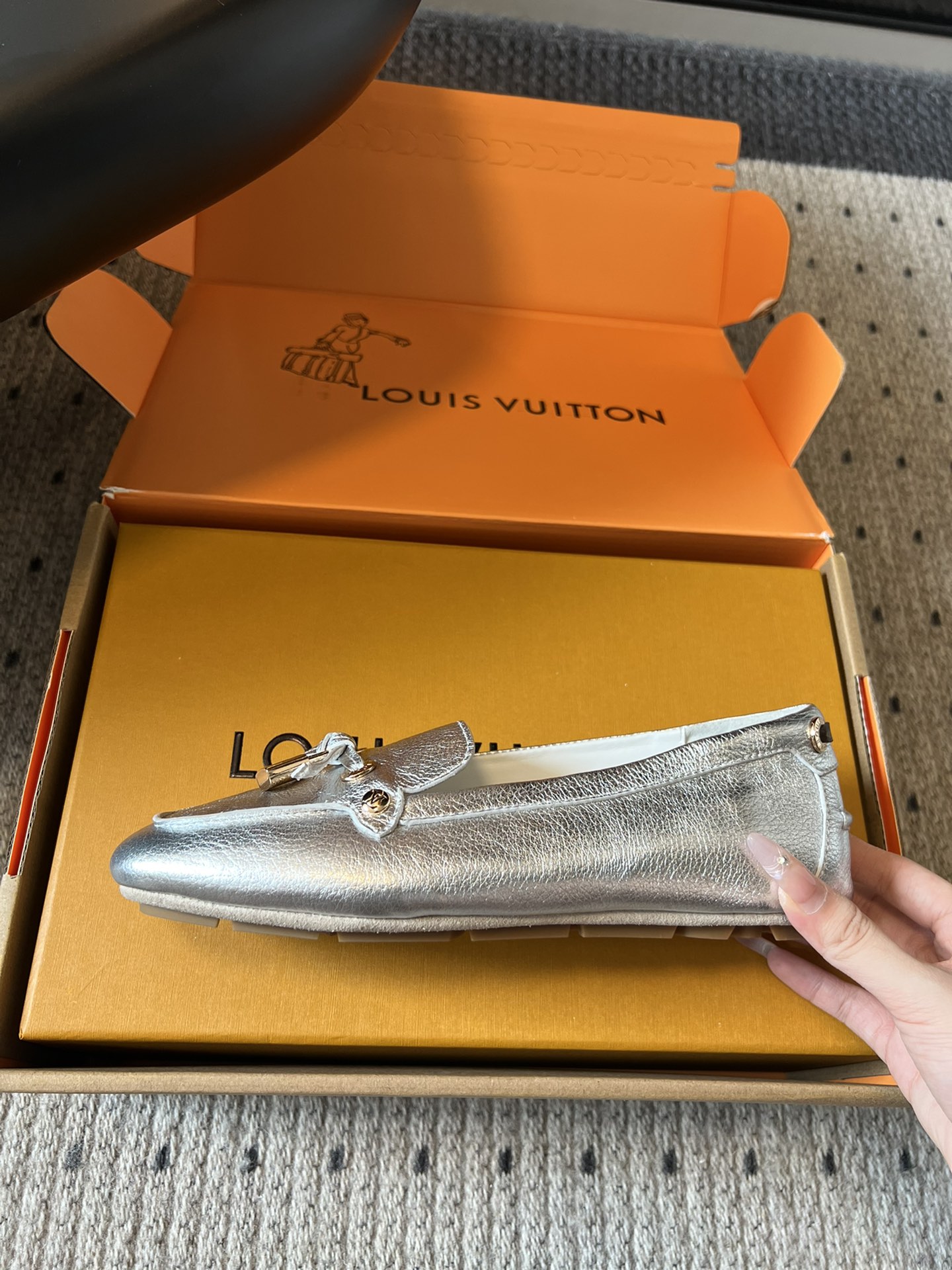 
Louis vuitton 25ss 平底乐福鞋  豆豆鞋 

采用优质牛皮 轻盈舒适的莫卡辛结构搭配