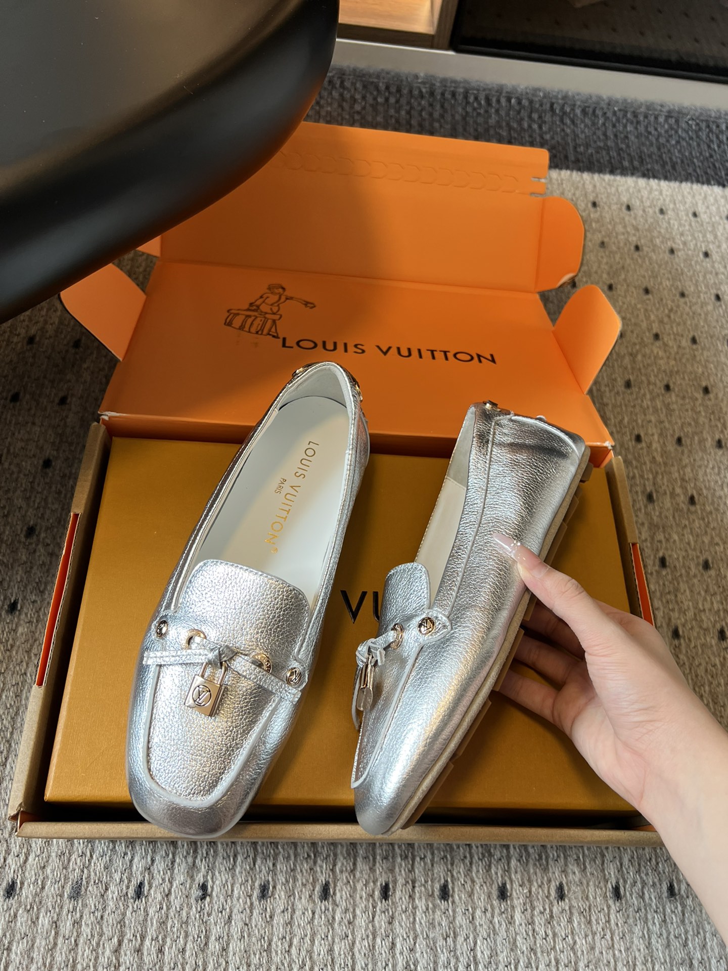 
Louis vuitton 25ss 平底乐福鞋  豆豆鞋 

采用优质牛皮 轻盈舒适的莫卡辛结构搭配