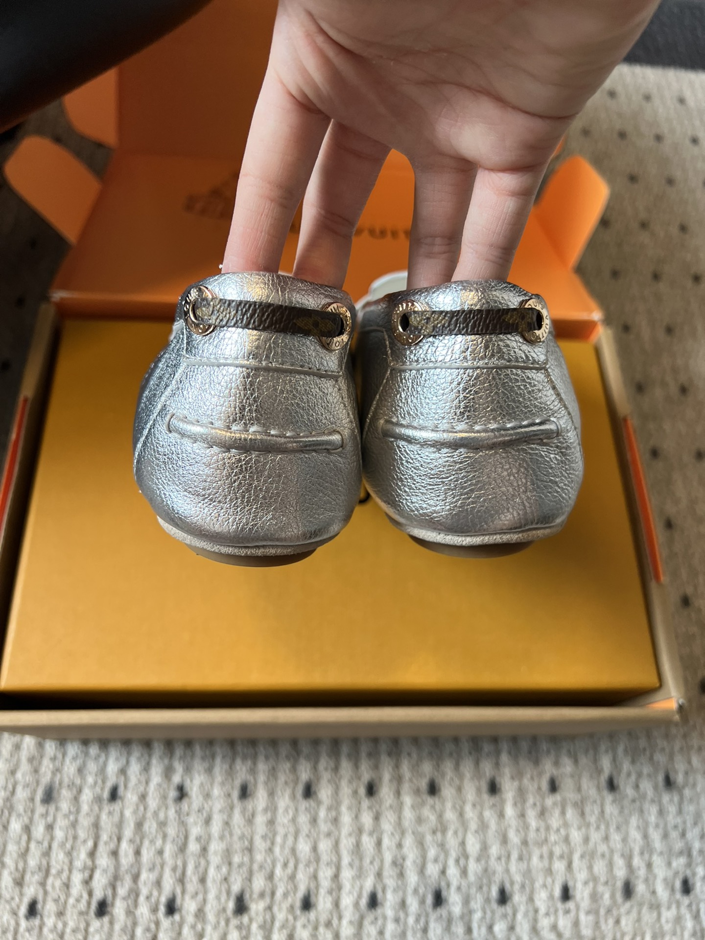 
Louis vuitton 25ss 平底乐福鞋  豆豆鞋 

采用优质牛皮 轻盈舒适的莫卡辛结构搭配