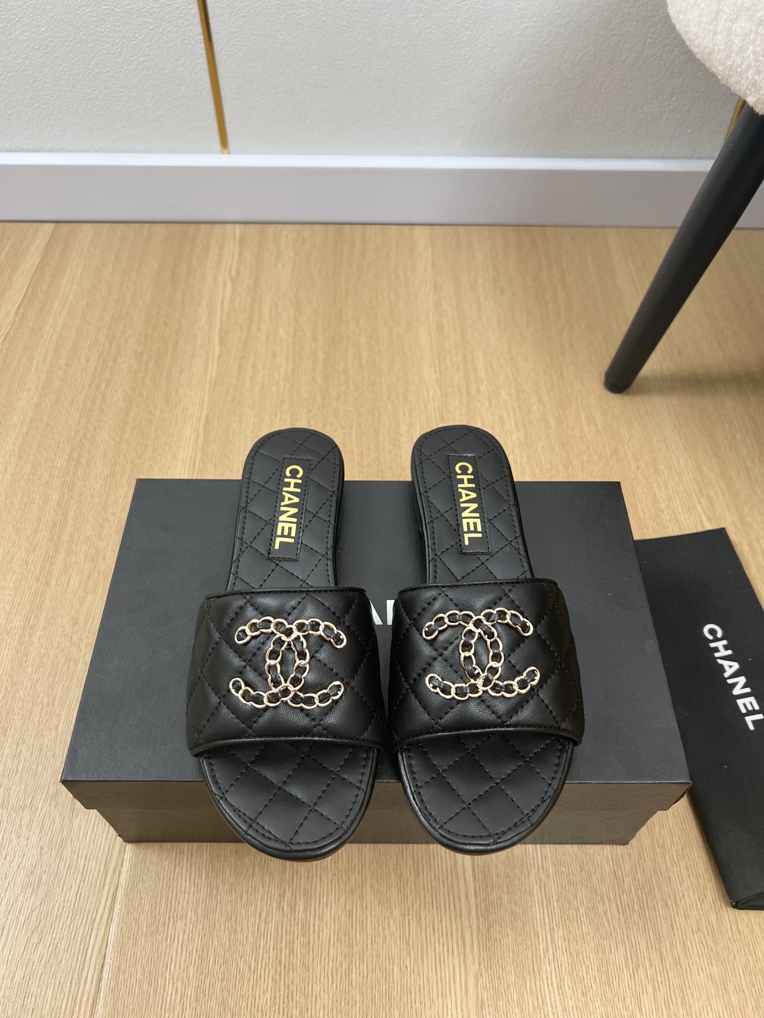 NO:874101,CHANEL Chanel | 26 Xiaoxiang's 26 new spring and summer products. New counter catwalk style double C diamond embroidered slippers series. Love at first sight. Xiaohongshu strongly recommends this sandal slipper. It looks good no matter how you match it. It is a must-have for fashion. Ms. Xiaoxiang loves simple and irresistible styles/matching to show a unique style. Free mix and match to shine and follow the fashionable steps of Grandma Xiang!  !  !  Enlarge the exquisite details to see the original molded hardware buckle. The top version is made at the purchase level and has benefits for small people. Thick sole, heightening and super slimming. A must-have fashion item for little fairies this year [celebration]. Upper: Original imported sheepskin. Lining. Imported sheepskin outsole. Imported genuine leather outsole. Bottom height: 1.5cm.  35-41 (40.41 customization is non-refundable), slippers, chanel, chanel, slippers, sheepskin, Leather soles19860909CHANEL香奈儿 | 26  小香26春夏新品 专柜新款走秀款双C菱格刺绣拖鞋系列 一见钟情 小红书力推款凉拖鞋,怎么搭配都好看,时髦精必备,小香女士钟爱简约又难以抗拒系/搭配展现与众不同的穿搭风格、自由混搭闪耀到位跟紧香奶奶时尚步伐！！！精致细节放大看原版开模五金扣 顶级版本代购级别打造&小个子的福利 厚底 增高 超级显瘦 今年小仙女♀必备时尚单品[庆祝] 鞋面 原版进口羊皮 内里 进口羊皮 大底 进口真皮大底 底高 1.5cm 码数 35-41（40.41定制不退换）,拖鞋,chanel,chanel,slippers,sheepskin,Leather soles,Women's Shoes