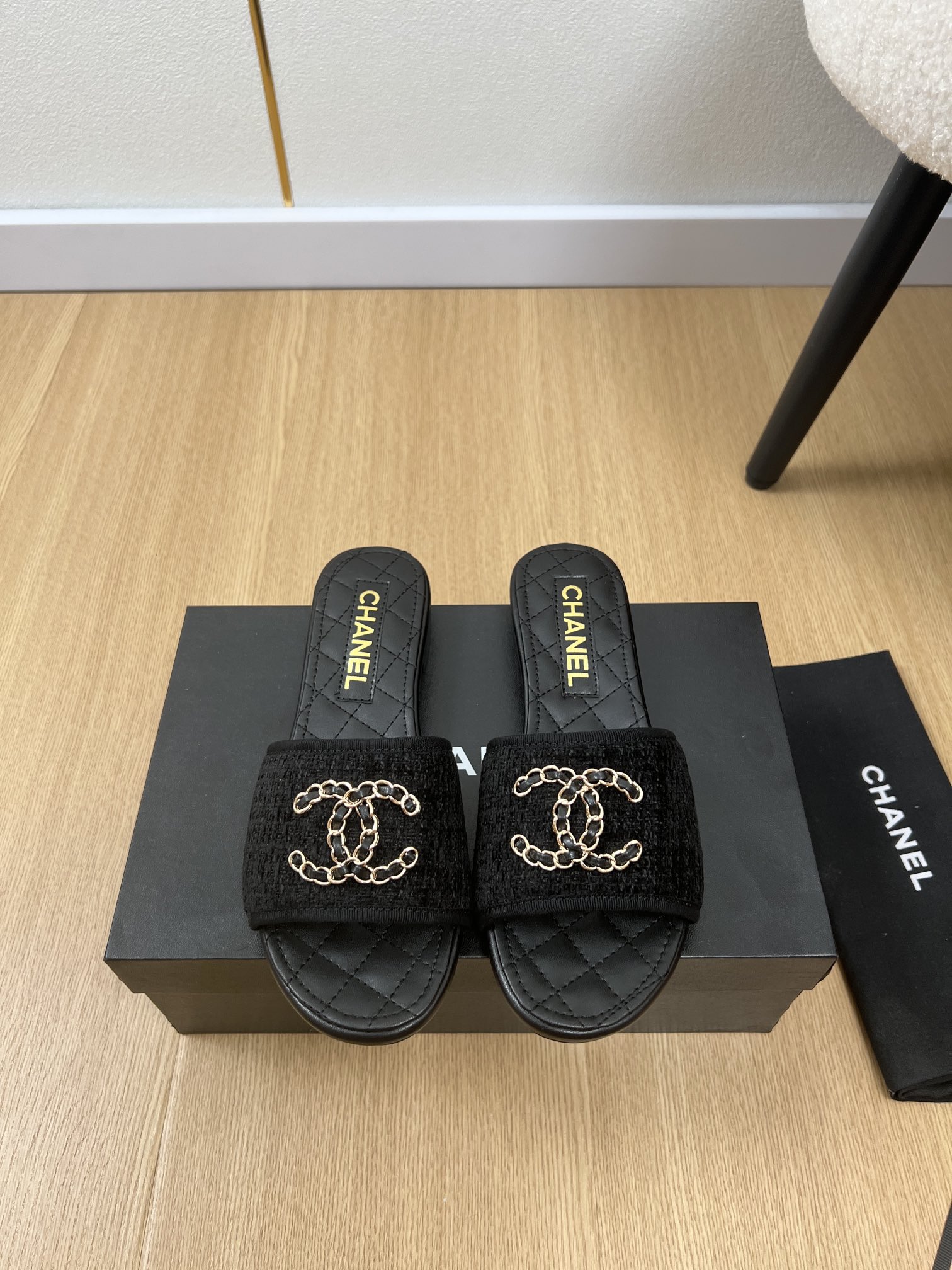 NO:874107,CHANEL Chanel | 26 Xiaoxiang’s 26 spring and summer new products, the counter’s new catwalk style double C slippers series, love at first sight, Xiaohongshu highly recommends this sandal slipper, it looks good no matter how you match it, a must-have for fashion, Ms. Xiaoxiang loves simple and irresistible styles/matching to show a unique style, free mix and match to shine and follow the fashionable pace of Grandma Xiang!  !  !  Enlarge the exquisite details to see the original molded hardware buckle. The top version is made at purchasing level and benefits for small people. Thick sole, heightening and super slimming. A must-have fashion item for little fairies this year [celebration]. Upper: Original custom cloth. Lining. Imported sheepskin outsole. Imported genuine leather outsole. Bottom height: 1.5cm.  35-41 (40.41 customization is non-refundable), slippers, chanel, chanel, slippers, sheepskin, Leather soles19860909CHANEL香奈儿 | 26  小香26春夏新品 专柜新款走秀款双C拖鞋系列 一见钟情 小红书力推款凉拖鞋,怎么搭配都好看,时髦精必备,小香女士钟爱简约又难以抗拒系/搭配展现与众不同的穿搭风格、自由混搭闪耀到位跟紧香奶奶时尚步伐！！！精致细节放大看原版开模五金扣 顶级版本代购级别打造&小个子的福利 厚底 增高 超级显瘦 今年小仙女♀必备时尚单品[庆祝] 鞋面 原版定制布面 内里 进口羊皮 大底 进口真皮大底 底高 1.5cm 码数 35-41（40.41定制不退换）,拖鞋,chanel,chanel,slippers,sheepskin,Leather soles,Women's Shoes