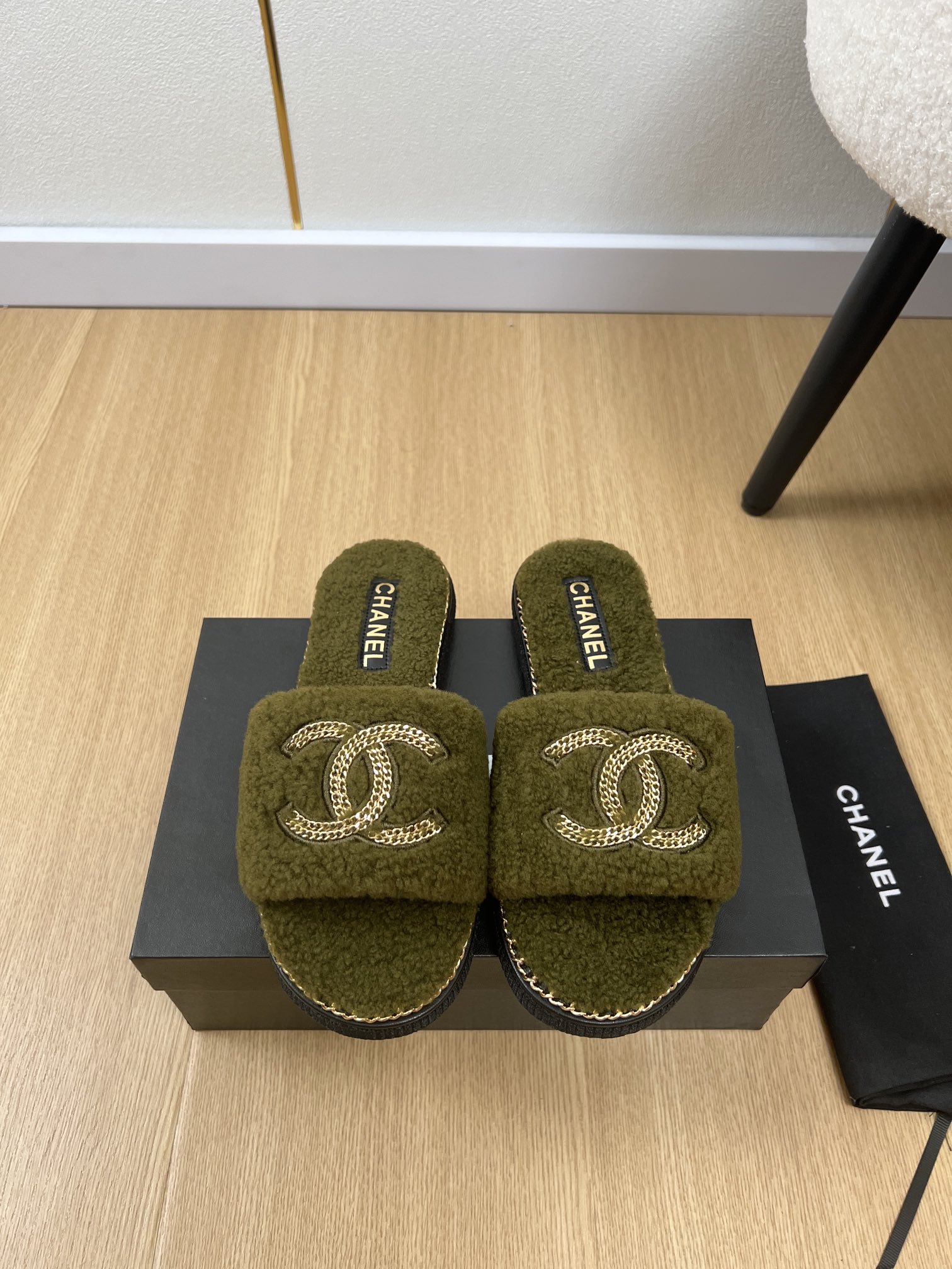 NO:874113,CHANEL Chanel | 26 Xiaoxiang's 26 new autumn and winter products. New counter catwalk style double C chain wool slippers series. Love at first sight. Xiaohongshu highly recommends this sandal slipper. It looks good no matter how you match it. It is a must-have for fashion. Ms. Xiaoxiang loves simple and irresistible styles/matching to show a unique dressing style. Free mix and match to shine and follow the fashionable steps of Grandma Xiang!  !  !  Enlarge the exquisite details to see the original molded hardware buckle. The top version is made at the purchasing level and benefits for small people. Thick sole, heightening and super slimming. This year's must-have fashion item for little fairies [Celebration] Upper Original imported wool Lining Imported wool outsole Original molded outsole Bottom height 2cm Size 35-41 (40.41 customized non-refundable), slippers, chanel, chanel, slippers19860909CHANEL香奈儿 | 26  小香26秋冬新品 专柜新款走秀款双C链条羊毛拖鞋系列 一见钟情 小红书力推款凉拖鞋,怎么搭配都好看,时髦精必备,小香女士钟爱简约又难以抗拒系/搭配展现与众不同的穿搭风格、自由混搭闪耀到位跟紧香奶奶时尚步伐！！！精致细节放大看原版开模五金扣 顶级版本代购级别打造&小个子的福利 厚底 增高 超级显瘦 今年小仙女♀必备时尚单品[庆祝] 鞋面 原版进口羊毛 内里 进口羊毛 大底 原版开模大底 底高 2cm 码数 35-41（40.41定制不退换）,拖鞋,chanel,chanel,slippers,Women's Shoes