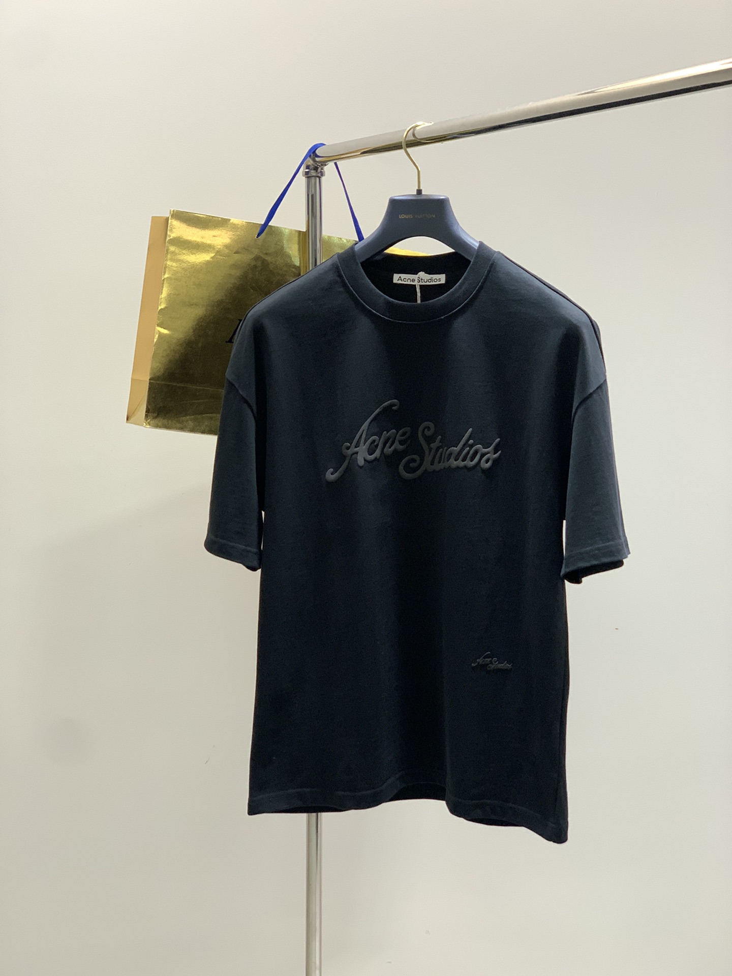 Title: P816 Acne Studios Summer 2025 Fashion Set Summary Summary: P816 Acne Studios set for summer 2025 featuring round-neck t-shirts with alphabet logo prints, soft fabrics