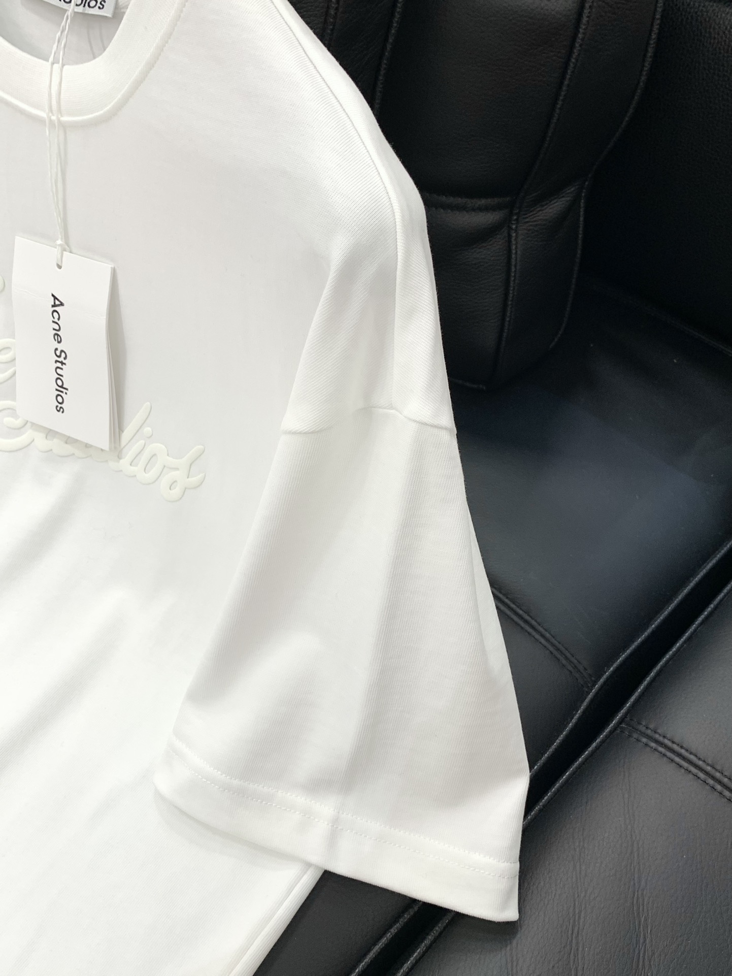 “Acne Studios P816 Summer 2025 Fashion Round T-Shirt Suit with Top-Printing Alphabets and Logo” - 图片 5
