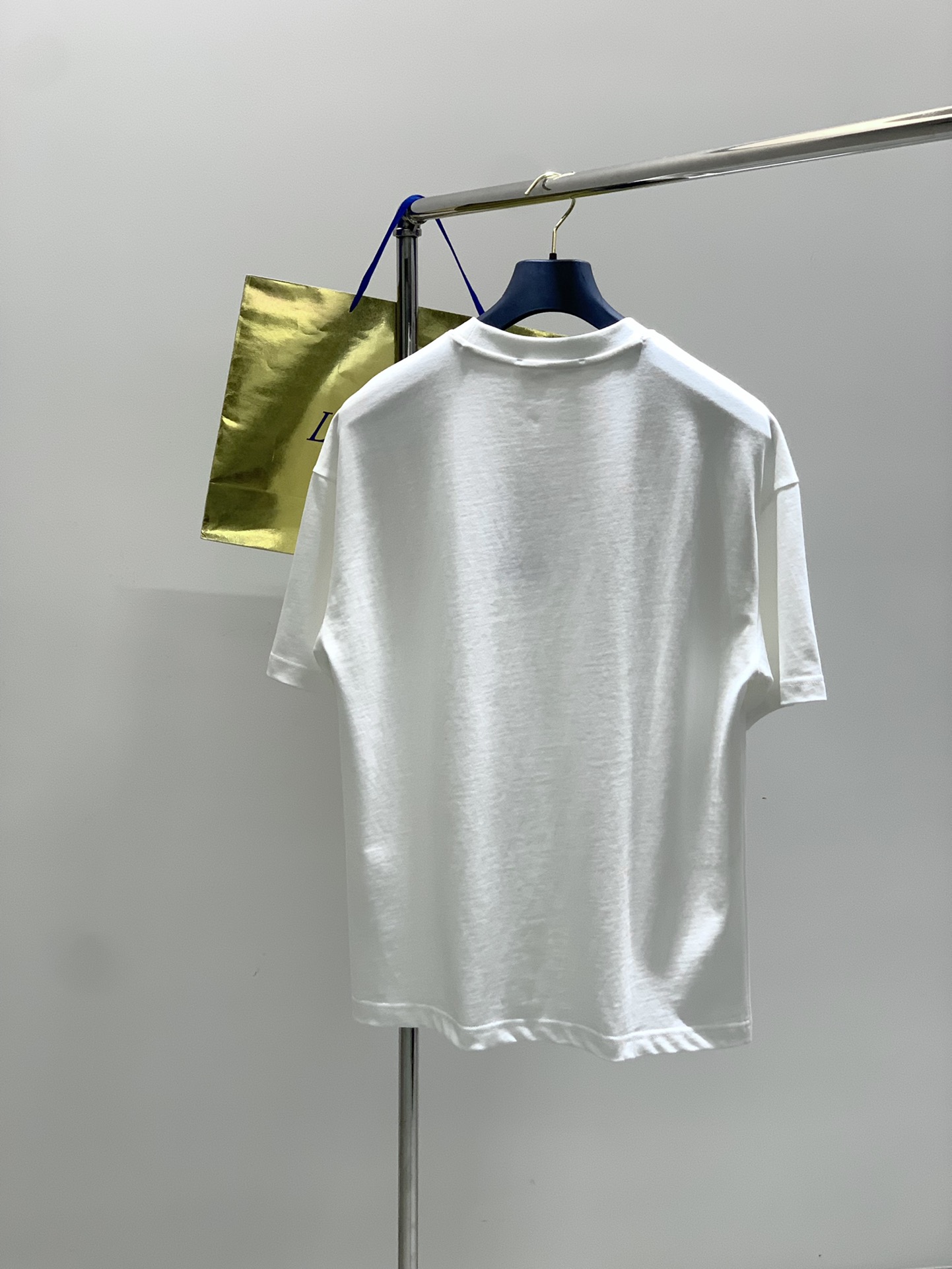 “Acne Studios P816 Summer 2025 Fashion Round T-Shirt Suit with Top-Printing Alphabets and Logo” - 图片 2