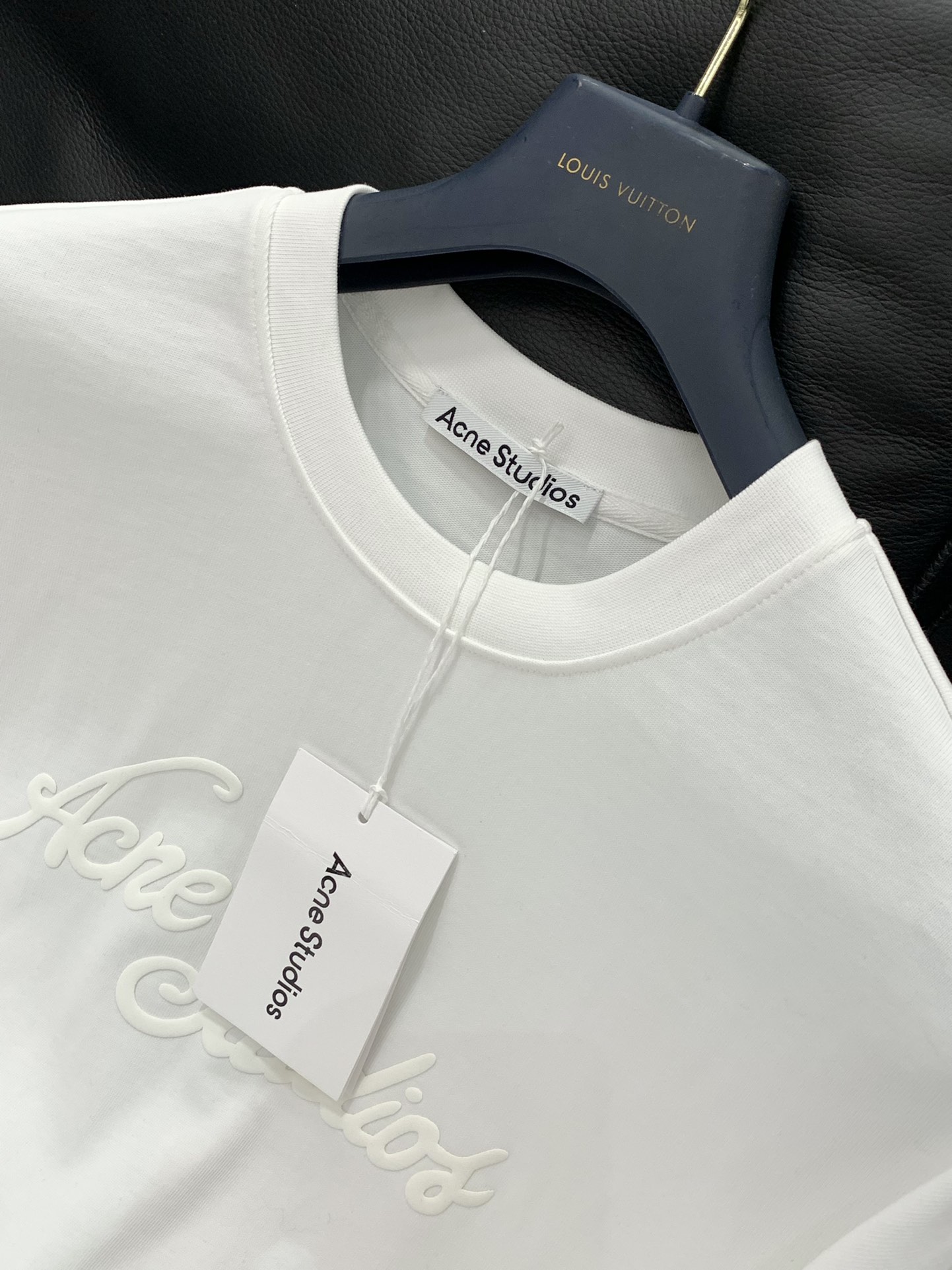 “Acne Studios P816 Summer 2025 Fashion Round T-Shirt Suit with Top-Printing Alphabets and Logo” - 图片 4