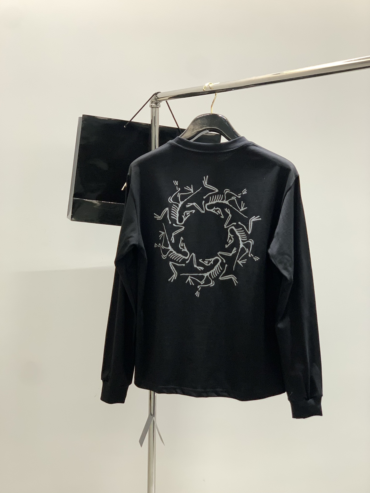 “Arcteryx Original Bird Long-Sleeve T-Shirts 2025 Collection: Stylish, Noble, and Elegant Designs for Fashion Enthusiasts” - 图片 2