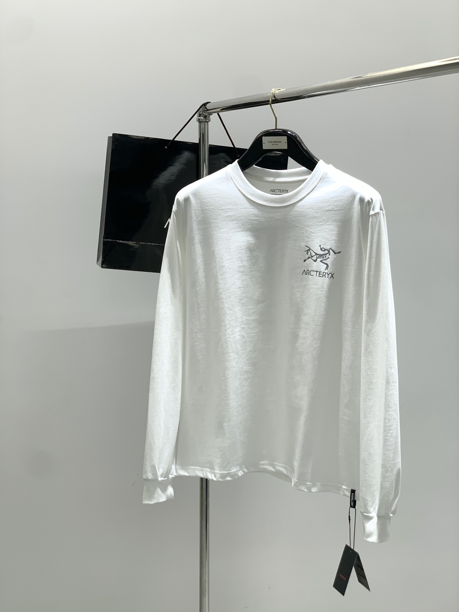 “ARCTERYX Original Bird Long-Handled T-Shirts 2025 Collection: Elegant, Stylish, and Noble Fashion Items” - 图片 1