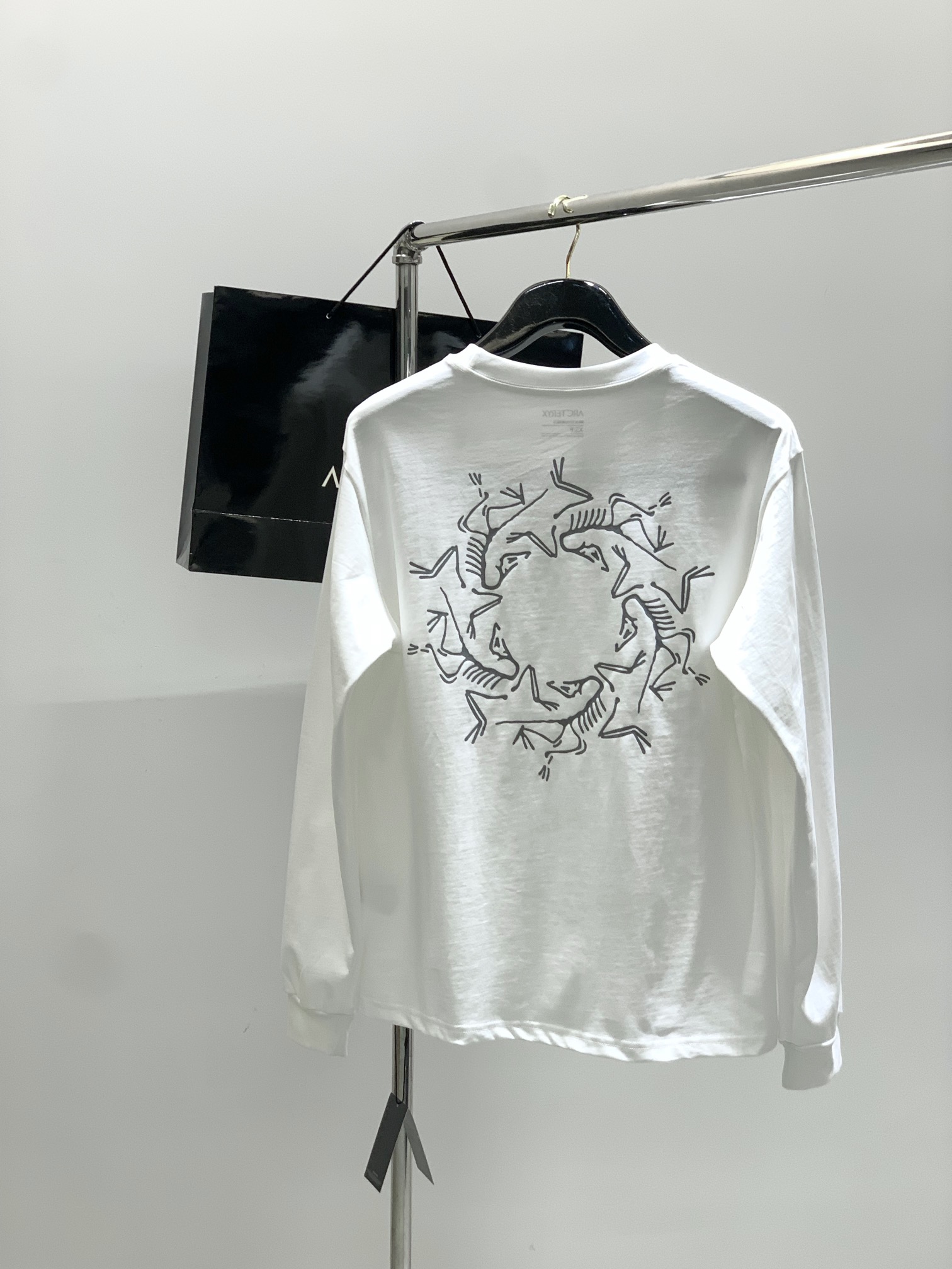 “ARCTERYX Original Bird Long-Handled T-Shirts 2025 Collection: Elegant, Stylish, and Noble Fashion Items” - 图片 2