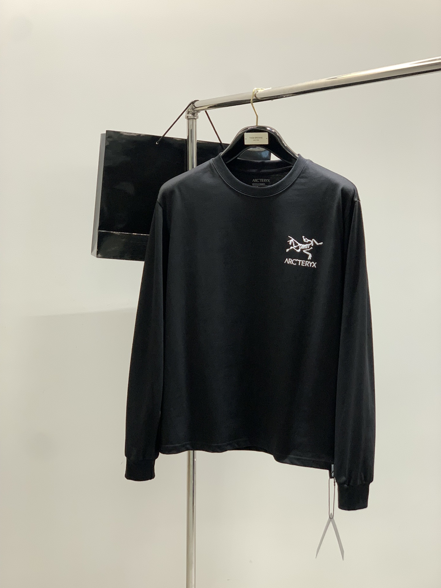 Title: ARCTERYX Original Bird T-Shirts 2025 Collection Summary: Stylish, elegant long-sleeved T-shirts with original fabric and intricate details, available in XS-L sizes. - 图片 1