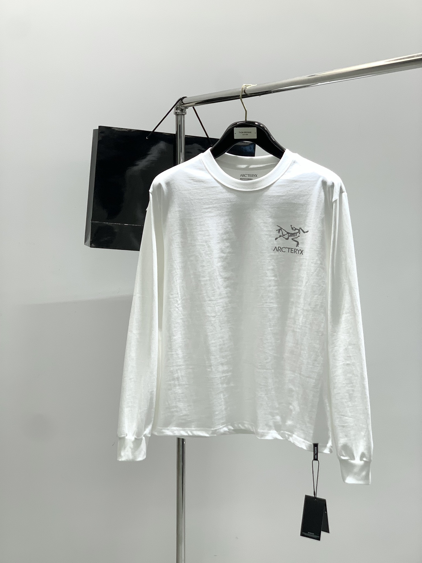“ARCTERYX Original Bird Long-Handed T-Shirts 2025: Fashionable, Noble, Elegant, Imported Fabric, XS-L Sizes, 2 Color Options”