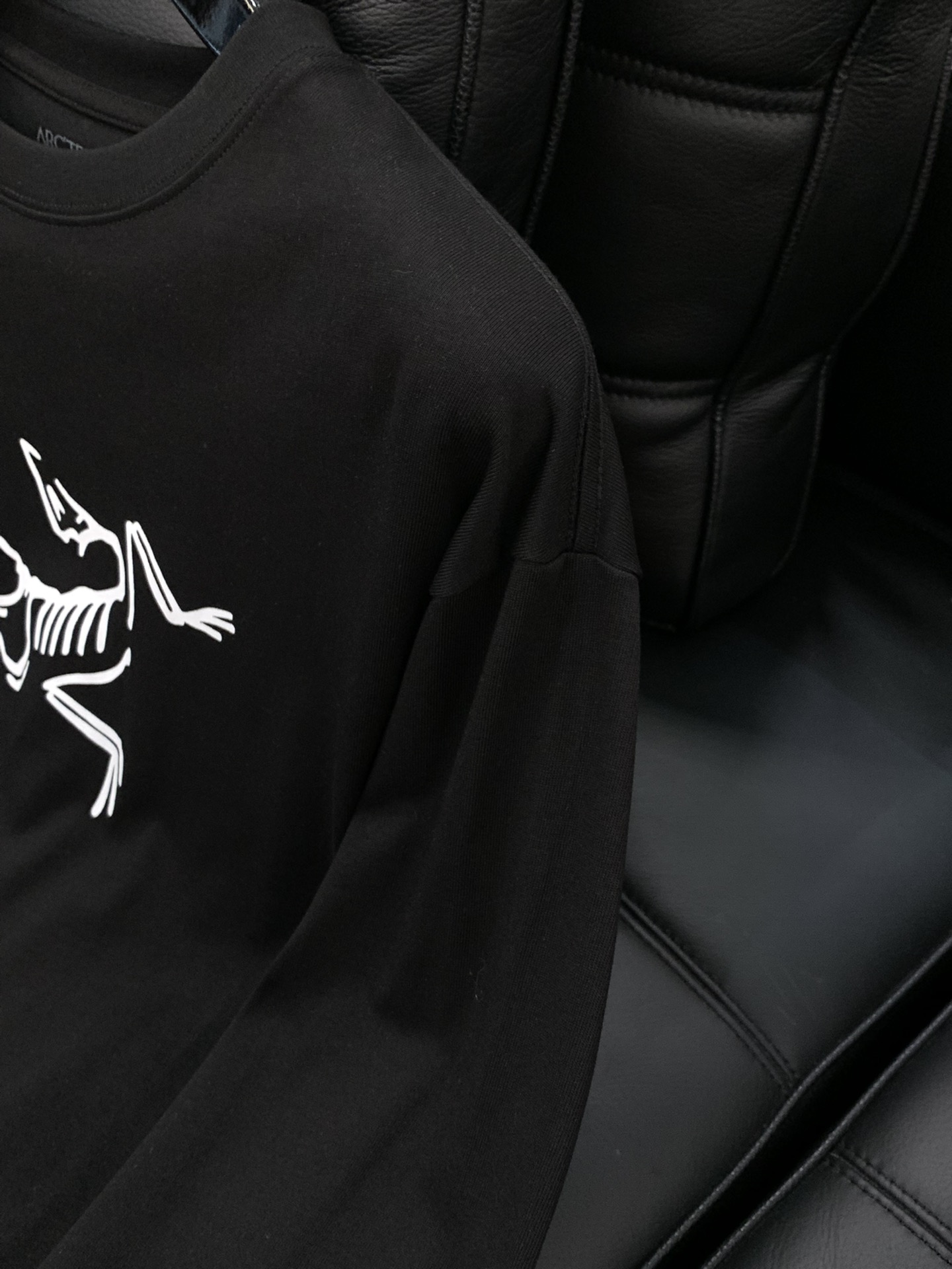 “ARCTERYX Original Bird Long-Sleeve T-Shirts 2025 Collection: Stylish, Elegant, and Expensive Fashion Statement” - 图片 5