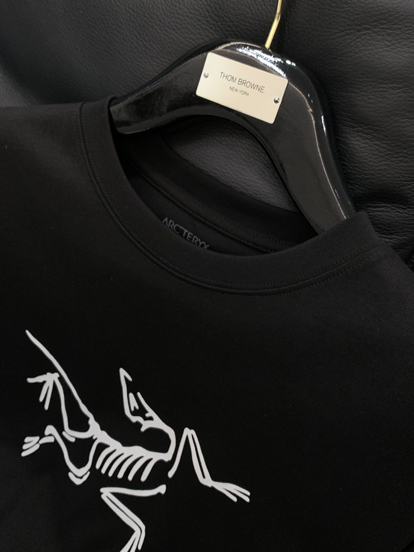 “ARCTERYX Original Bird Long-Sleeve T-Shirts 2025 Collection: Stylish, Elegant, and Expensive Fashion Statement” - 图片 4