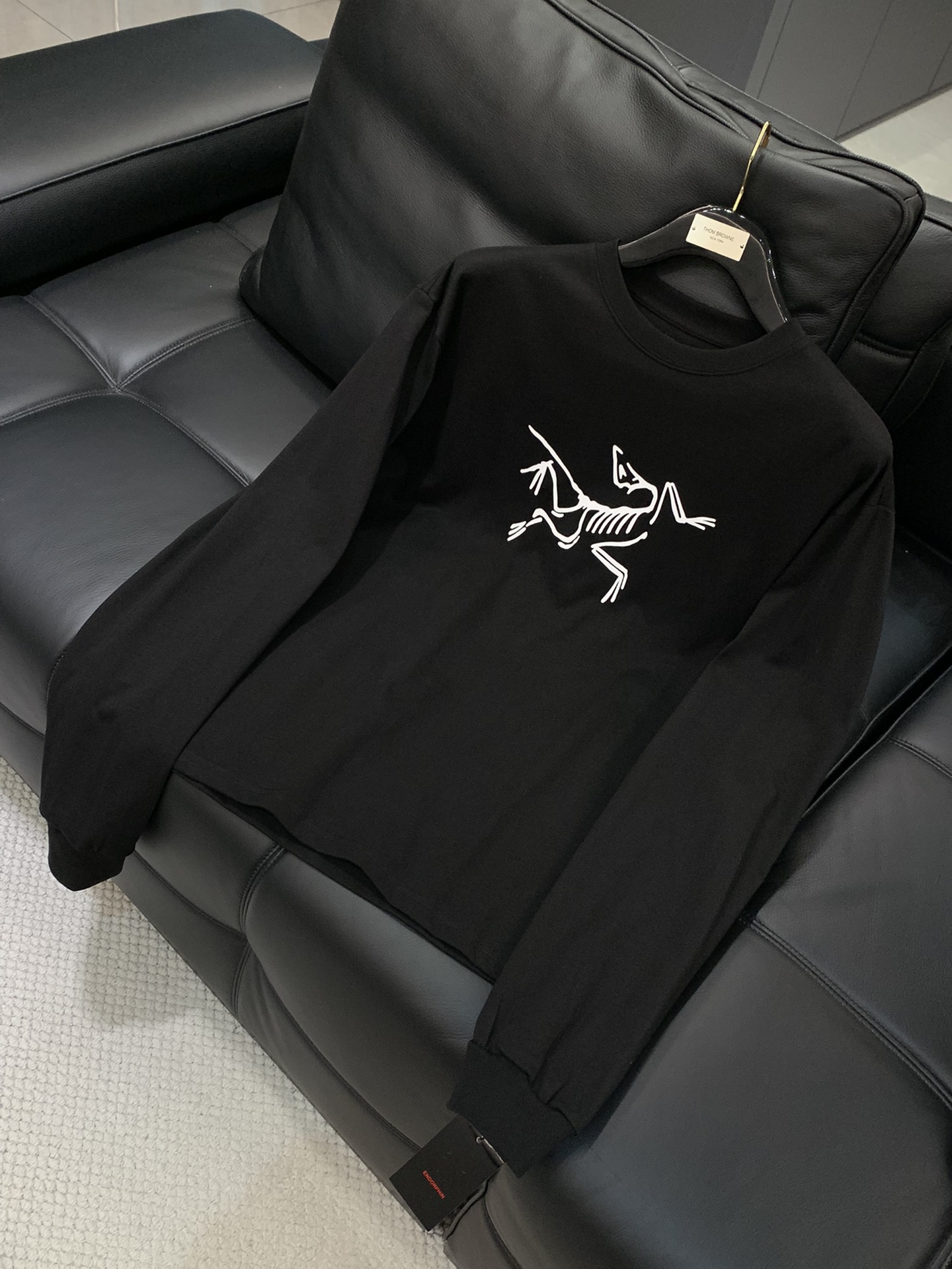 “ARCTERYX Original Bird Long-Sleeve T-Shirts 2025 Collection: Stylish, Elegant, and Expensive Fashion Statement” - 图片 3
