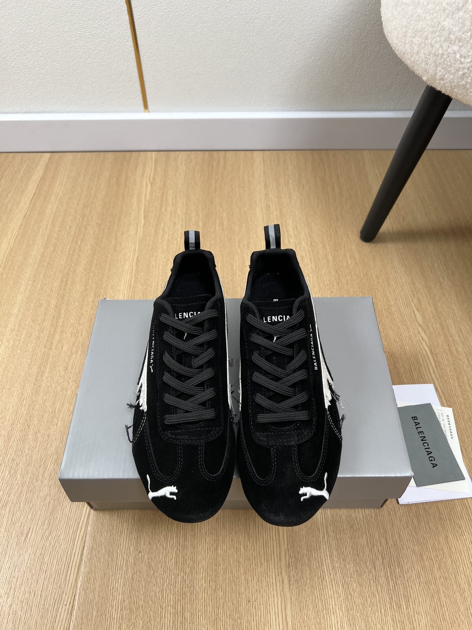 NO:874087,Couple style BALENCIAGA  Original purchase, development and production of these BALENCIAGA x PUMA Balenciaga x PUMA co-branded sneakers are mainly inspired by PUMA's pioneering innovations in the fields of football and motorsports. They are perfectly at the intersection of professional sportswear and fashion. They are embellished with bronzing Balenciaga and PUMA logos, and the suede uppers have a worn-out effect, releasing Balenciaga's unique side!  Summer needs a brighter color. Original custom-made cow suede stitching on the upper. Original high-density breathable mesh on the lining. Original open-molded outsole. Size: 35-40 for women and 40-45 for men (customized for women 40 and 45 for men), casual shoes/sports shoes, balenciaga, balenciaga, sneakers, chamois leather19860909情侣款 BALENCIAGA×PUMA巴黎世家×彪马联名款 | 2025 2025春夏新品 专柜最新爆Ultrasoft Speedcat系列足球鞋德训鞋休闲运动鞋做旧脏脏鞋系列 一见钟情 小红书力推款,怎么搭配都好看,时髦精必备,女士钟爱简约又难以抗拒系/搭配展现与众不同的穿搭风格、自由混搭闪耀到位 原版购入开发做货这款BALENCIAGA x PUMA巴黎世家 x 彪马联名款运动鞋的灵感主要来源于PUMA在足球和赛车运动领域的开创性创新,完美地处于专业运动服饰与时尚的交汇点,点缀烫金Balenciaga与PUMA Logo,麂皮鞋面磨损做旧效果,释放着巴黎世家特立独行的一面！夏天需要一点亮色系 鞋面原版定制牛反绒拼接 内里原版高密度透气网 大底原版开模大底 码数女35-40男40-45（女40男45定制）,休闲鞋/运动鞋,balenciaga,balenciaga,sneakers,chamois leather,Women's Shoes