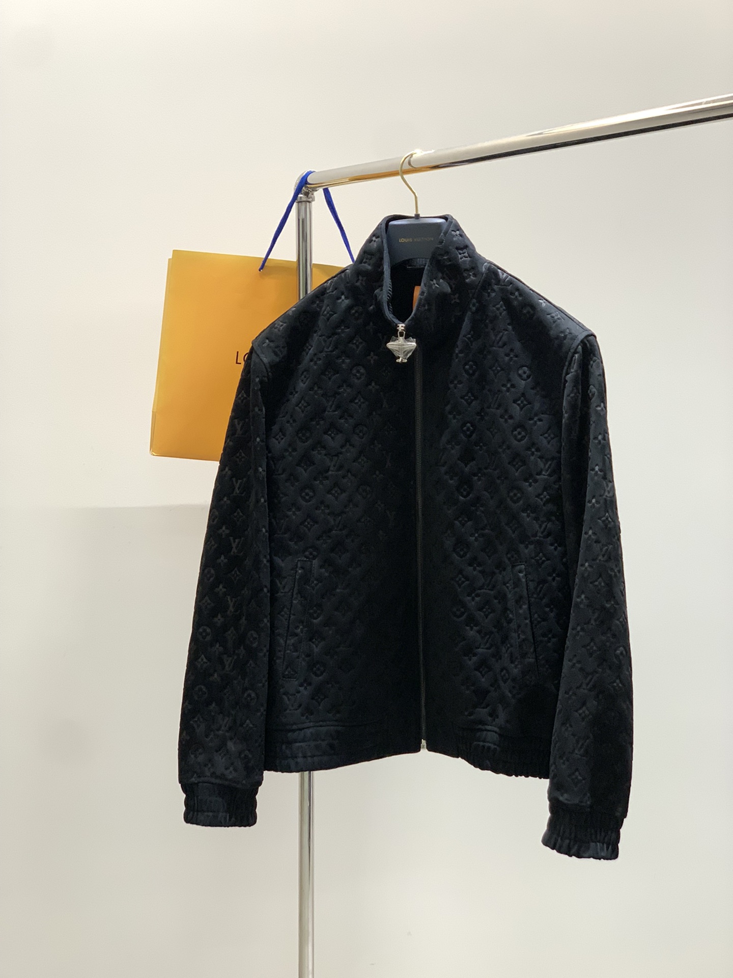 NO:515733,This Monogram embossed sheepskin jacket, both in material selection and craftsmanship, meets the highest standards of luxury workshops. The lightness and flexibility of sheepskin, combined with the precise presentation of full embossing of flowers, and the rigorous treatment of auxiliary materials and sewings, jointly creates a high-end leather jacket with great collection value and wearing experience. S-Xl,, jackets & coats,leather jacket, sheepskin,alexander wang19860909这款Monogram 压纹羊皮夹克,无论是选料还是工艺,均达到奢侈品工坊的最高标准.羊皮革的轻盈柔韧,结合全幅压纹对花的精准呈现,辅料与车缝的严谨处理,共同塑造出一件极具收藏价值与穿着体验的高端皮衣. 码数S-Xl,,jackets & coats,leather jacket,sheepskin,alexander wang,Men's clothing