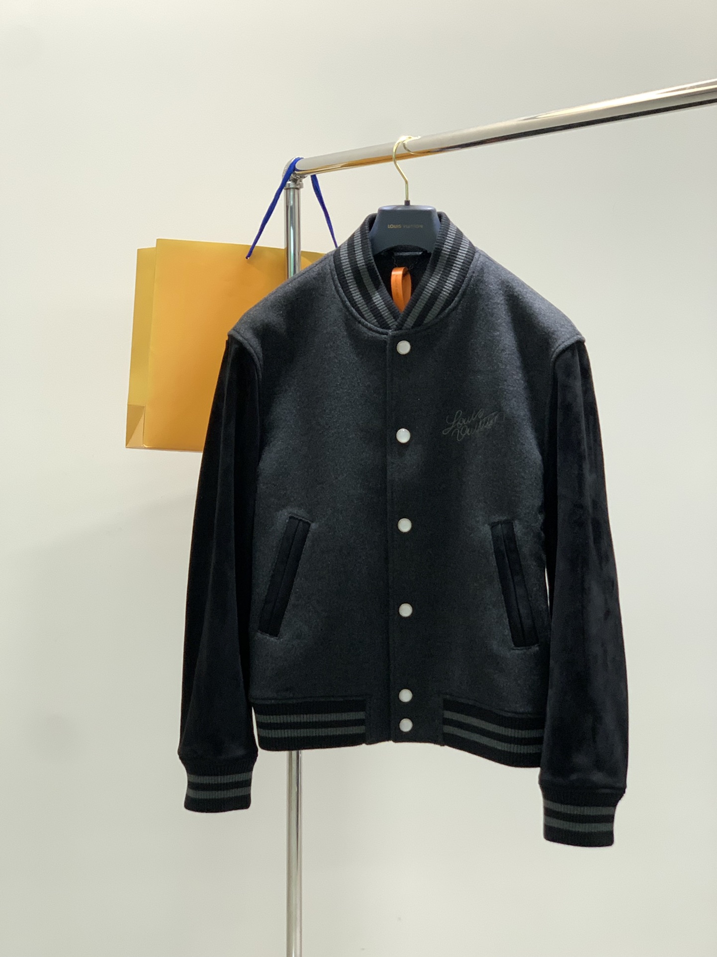 NO:728811,, LV25 winter ski series ~ wool splicing sheepskin baseball jacket, a must-have jacket for stylish men. The feel of the upper body is completely right, and each model is indeed hard to find. High-quality goods can be purchased directly with cash. The upper body style really surprises you. The three-dimensional fit is completely matched and the effect is outstanding. Casual autumn and winter style. The whole piece is worthy of appreciation in all aspects of fabric, leather, routing and craftsmanship. The low-key and emphasized attitude comes out ~  The body is made of woolen woolen knitted fabric, and the sleeves are spliced with sheepskin. The quality of the leather is quite high. The body is made of wool. The texture is dry and has a velvet feel. Don't think it is expensive. It is a rare limited-edition jacket. This kind of quality is not too common. When purchasing single items worth ten thousand yuan, we sell pure and perfect products. There is no pressure to put them on the shelves. The inner lining is made of cupro silk fabric which is very comfortable ~  The body is made of wool, which is thick enough and has thickness. The logo is embroidered with letters on the chest, which is exquisite and three-dimensional. The hardware is all customized with original models. The cuffs and hem are spliced with knitted thread closure, echoing the collar, stylish and layered. The back details are casual autumn and winter style. The woolen surface of the large body + sleeves are imported sheepskin. The leather quality is quite high. The whole piece is worthy of appreciation in all aspects of fabric, leather, wiring and craftsmanship.  A low-key but emphatic attitude comes out. Size 46-56 is equivalent to size S-3XL.,,louis vuitton,jackets & coats,jackets & coats,sheepskin,19860909,LV25冬滑雪系列~羊毛拼接羊皮棒球服外套 型男必备夹克 ,上身那种feel完全对味,各台也确是一码难求 ,高品质入货可持币直入.上身版型真的是让你惊讶到,立体的合身感 配搭完全效果出众,休闲秋冬款 整件从面料、皮质、走线 工艺方方面面都可以值得品味,低调有强调的态度出来了～ 衣身是羊毛的毛呢针织面料,袖子拼接羊皮材质,皮料品质相当高级 ,大身羊毛,质地干爽且有丝绒的手感,不要觉得价格贵 ,本身就很少见的限定夹克,这类品质不会太泛滥.代购万元单品, 我们卖的是纯纯完美货,上柜无压力 ,内衬采用铜氨丝面料很舒服～ 大身是羊毛的毛呢,够厚实,有厚度.胸前字母刺绣logo,精致立体,五金全部原版楷模定制,袖口和下摆拼接针织螺纹收口,和领子相呼应,有型,有层次.后背细节,休闲秋冬款 ,客供大身羊毛的毛呢面＋衣袖进口羊皮,皮料品质相当高级 .整件从面料、皮质、走线 工艺方方面面都可以值得品味 低调有强调的态度出来了. 码数46-56相当于S-3XL码.,,louis vuitton,jackets & coats,jackets & coats,sheepskin,,Men's clothing