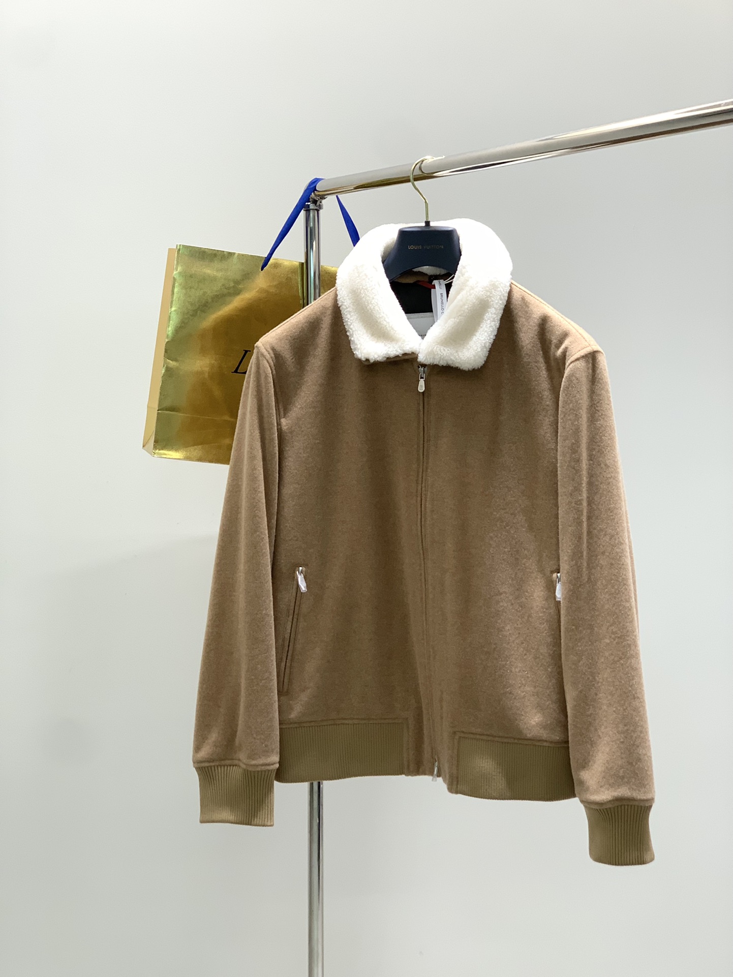 NO:690492,Original. Brunello Cucinelli men's lining with fur trim. Original original leather, non-market currency. Full counter-grade packaging. Lightweight water-repellent cashmere cloth. Removable precious lambswool collar. Added 20 grams of Thermore thermal filling. New cashmere bomber jacket. This bomber style jacket is available at Brunello  Cucinelli's exquisite materials and exquisite details highlight the classic style. The lightweight water-repellent cashmere fabric has a very soft and delicate wearing experience, and the rich texture of the water-repellent cashmere fabric is crafted with finesse and soft touch, showing a low-key and restrained high-end temperament. The neckline is made of detachable precious lamb wool, and the dense and curled wool not only creates a rich and three-dimensional visual effect, but also provides excellent warmth protection in the cold season.  It is equipped with Thermore thermal filling material to ensure both lightness and warmth; the crisp quilting stitching makes it stable and durable while also adding craftsmanship. It can be fully protected while still providing a comfortable and relaxed wearing experience.  The jacket is also equipped with a detachable precious lambswool collar. The soft touch makes the original elegance even better. (Thermore filling is a high-quality lightweight technical material, matched with nylon lining. It is just right thick, making your travel easier, more comfortable and warmer.) This pure cashmere fabric fully embodies the precious quality of natural fibers, and its enveloping, light and soft texture makes the upper body of the jacket very comfortable and fashionable.  The surface of the fabric has also been treated with water resistance and has good hydrophobicity, which can reduce the adsorption of water. The overall design combines the silhouette of a sports casual jacket with high-grade cashmere fabric to achieve a balance between function and aesthetics. It is a perfect item in the winter wardrobe that has both practical wear and collection value. Size 46-56,,,brunello cucinelli,hermes,jackets & coats,jackets & coats,19860909原装. Brunello Cucinelli 布内罗 古奇拉利 男士 带里衬皮毛饰 . 原版原厂皮 , 非市面通货 专柜级全套包装 皮料轻盈的防泼水羊绒布 可拆卸珍贵羊羔毛领条 加持20克Thermore保暖填充料 新品山羊绒飞行员夹克这款飞行员款外套在Brunello Cucinelli的精致材料与精美细节的衬托下,彰显经典风格.轻盈的防泼水羊绒布具有十分柔软细腻的穿着体验, 富有质感防泼水羊绒布料 匠心打造,触感细腻温润,展现低调而内敛的高级气质. 领口处采用 可拆卸珍贵羊羔毛饰,绵密卷曲的毛感不仅营造出丰盈立体的视觉效果,同时在寒冷季节中提供卓越的温暖守护. 加持Thermore保暖填充料,保证轻盈与保暖兼具；挺括的绗缝走线,稳固耐穿之余亦增添工艺美感. 既能受到满满的保护,也不失舒适轻松的穿着体验. 夹克此外搭配了可拆卸珍贵羊羔毛领条,松柔的触感让本有的高雅气质更胜一筹.（Thermore填充料是一种高质量轻盈科技材料,与尼龙衬里搭配,恰如其分的厚重,让你的出行更加轻松舒适又保暖.） 这款纯羊绒面料充分体现天然纤维的珍贵质量,包络、轻盈且柔软的质地,让夹克上身十分惬意时尚 面料表面还经过抗水处理,具有良好的疏水性,可以减少对水的吸附. 整体设计结合 运动休闲夹克廓形 与 高级羊绒面料,在功能与美学之间达到平衡,是冬季衣橱中兼具实穿与典藏价值的臻品. 码数46-56,,,brunello cucinelli,hermes,jackets & coats,jackets & coats,,Men's clothing