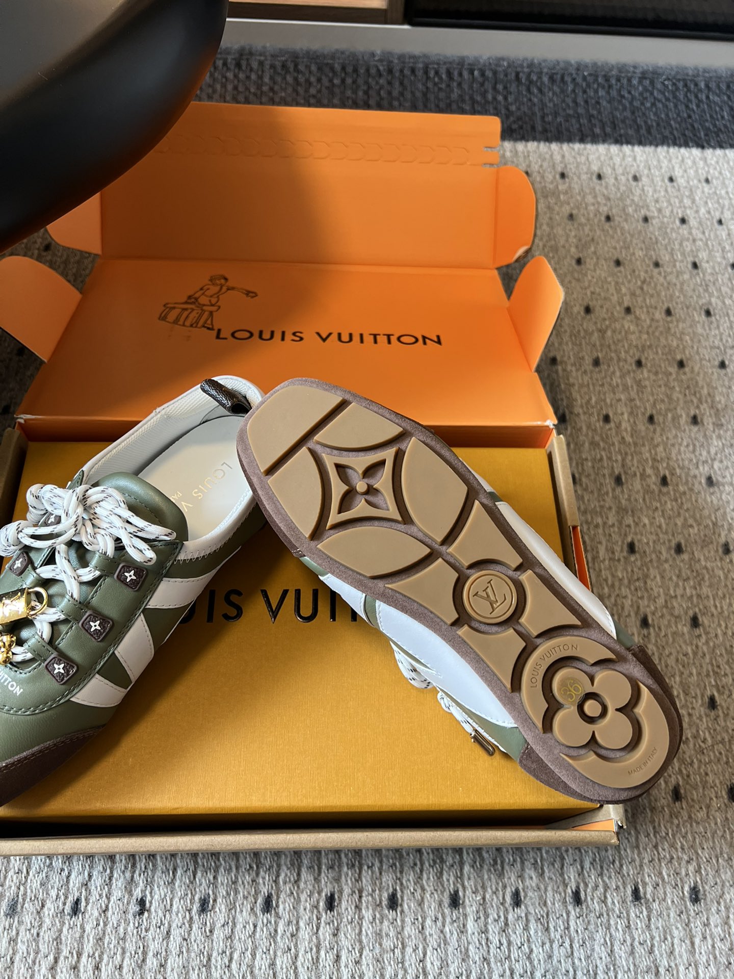 ➕扣子价格
Louis Vuitton路易威登驴牌春夏Sneakerina系列 芭蕾运动鞋 德训鞋 平底