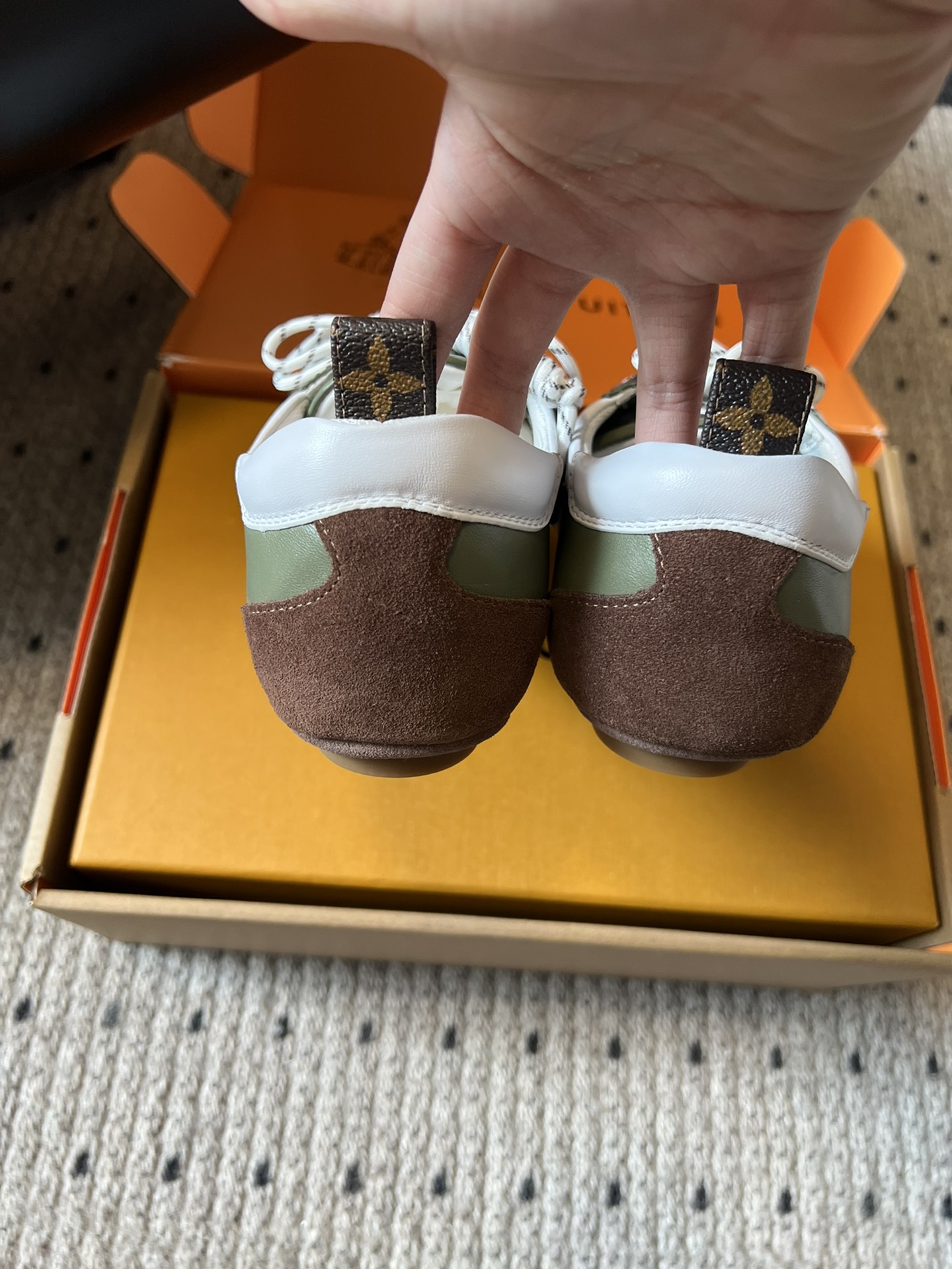 ➕扣子价格
Louis Vuitton路易威登驴牌春夏Sneakerina系列 芭蕾运动鞋 德训鞋 平底