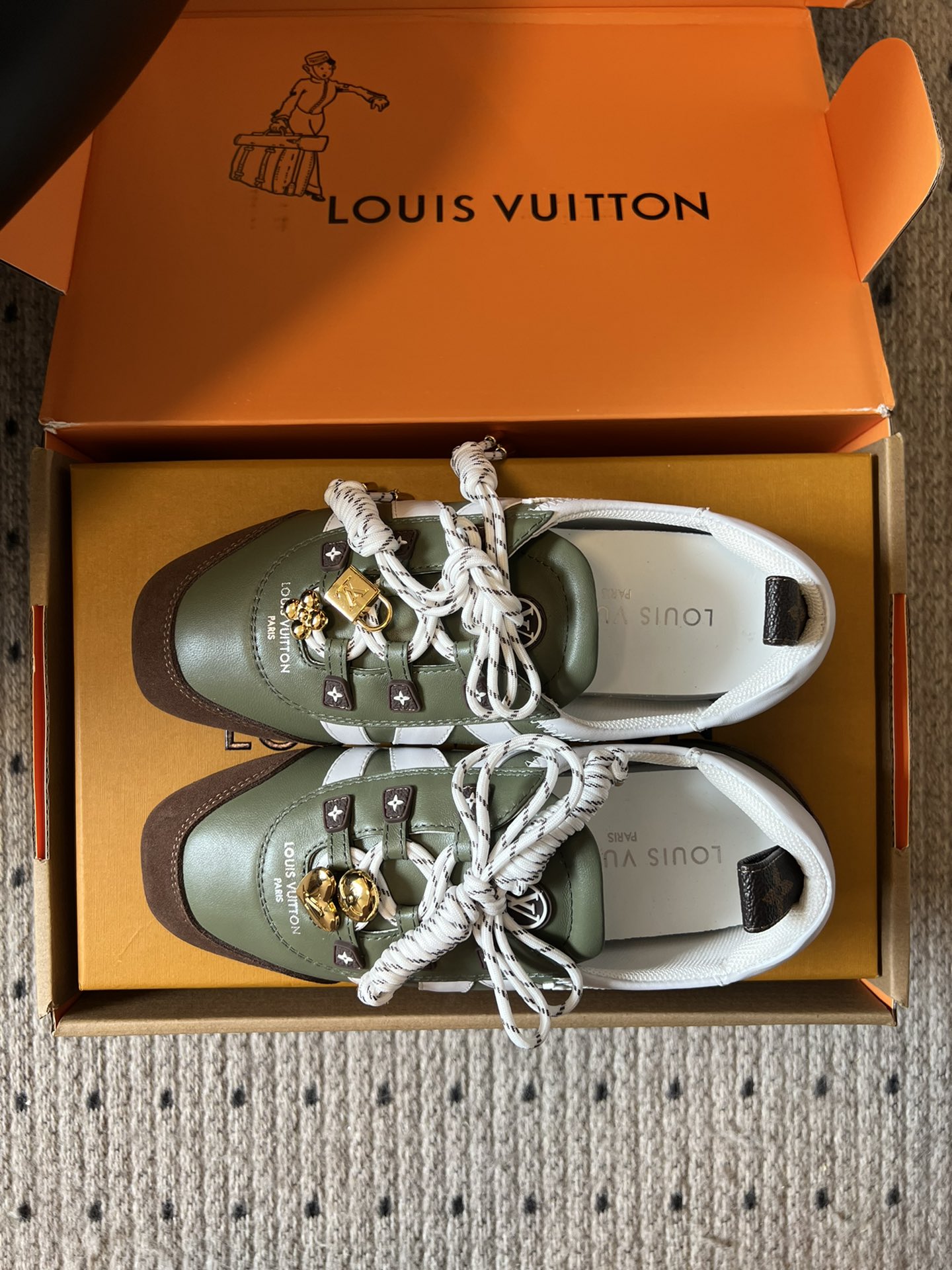 ➕扣子价格
Louis Vuitton路易威登驴牌春夏Sneakerina系列 芭蕾运动鞋 德训鞋 平底