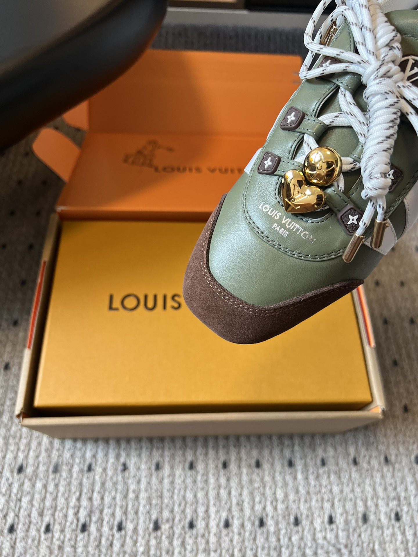 ➕扣子价格
Louis Vuitton路易威登驴牌春夏Sneakerina系列 芭蕾运动鞋 德训鞋 平底