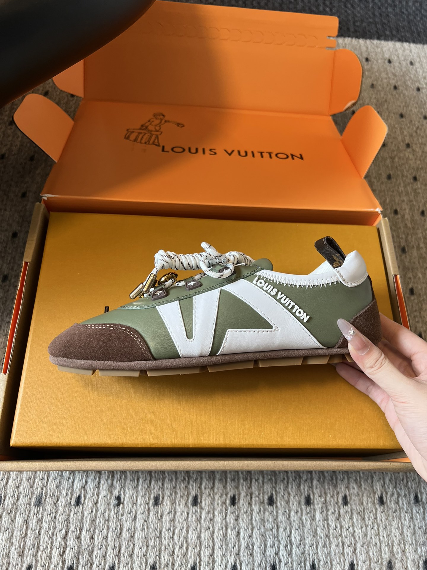 ➕扣子价格
Louis Vuitton路易威登驴牌春夏Sneakerina系列 芭蕾运动鞋 德训鞋 平底