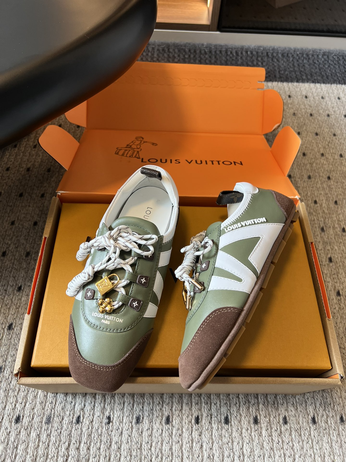 ➕扣子价格
Louis Vuitton路易威登驴牌春夏Sneakerina系列 芭蕾运动鞋 德训鞋 平底