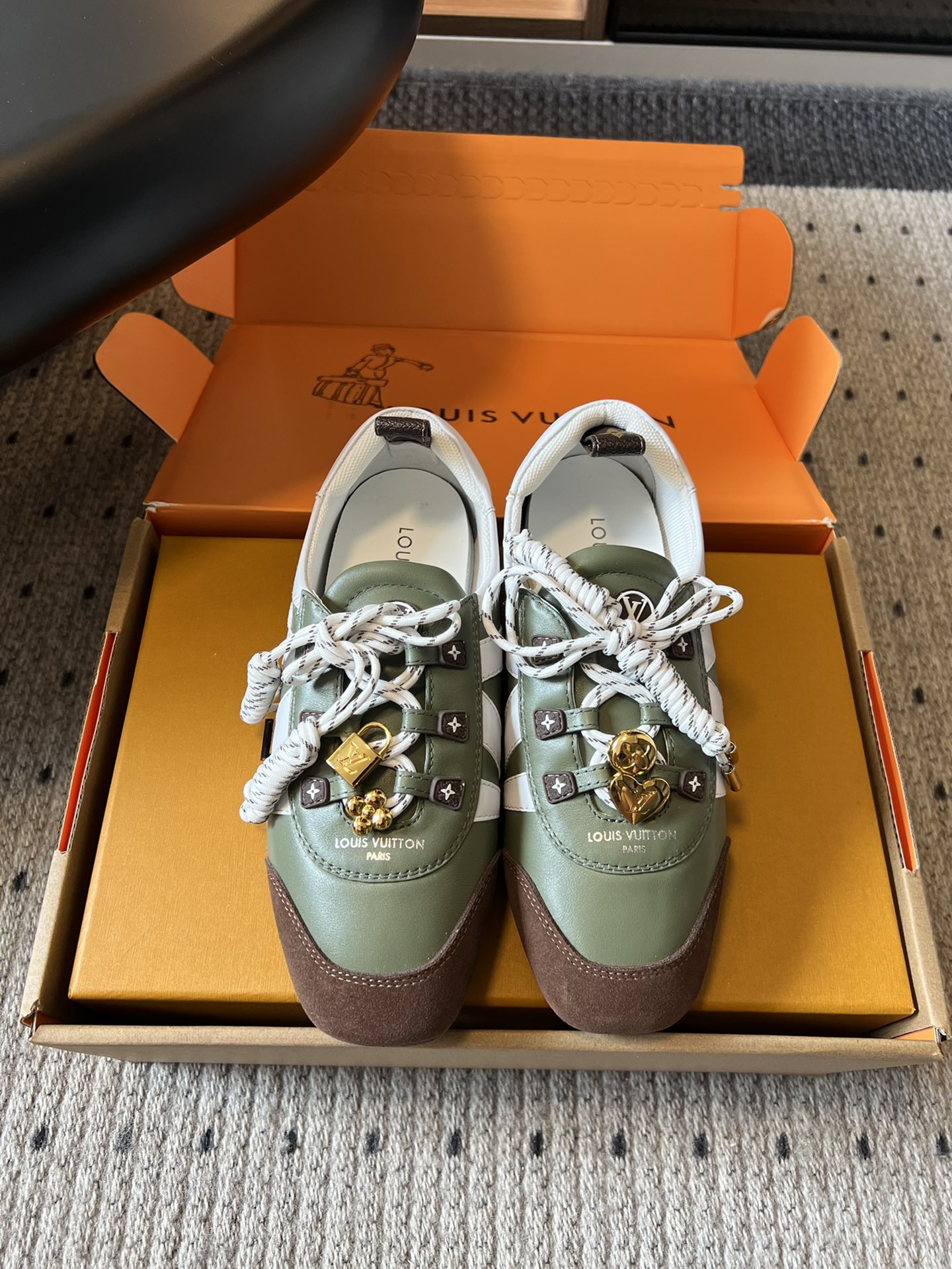 ➕扣子价格
Louis Vuitton路易威登驴牌春夏Sneakerina系列 芭蕾运动鞋 德训鞋 平底