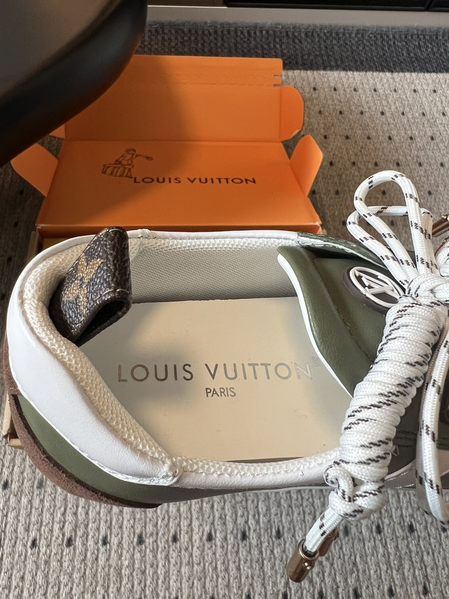 ➕扣子价格
Louis Vuitton路易威登驴牌春夏Sneakerina系列 芭蕾运动鞋 德训鞋 平底