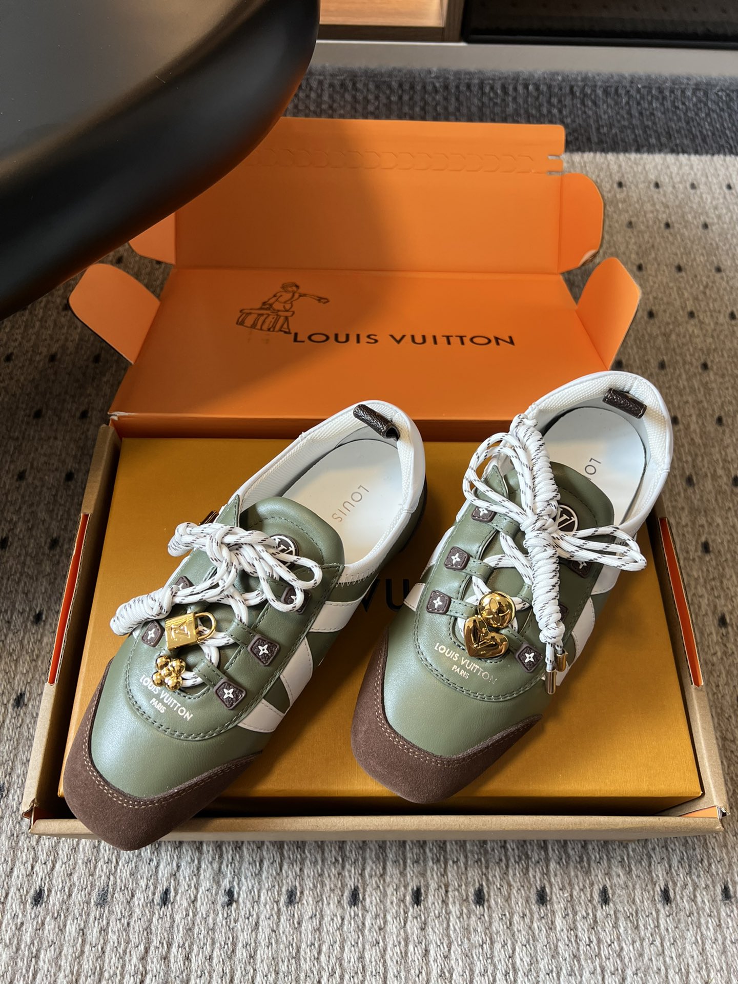 ➕扣子价格
Louis Vuitton路易威登驴牌春夏Sneakerina系列 芭蕾运动鞋 德训鞋 平底