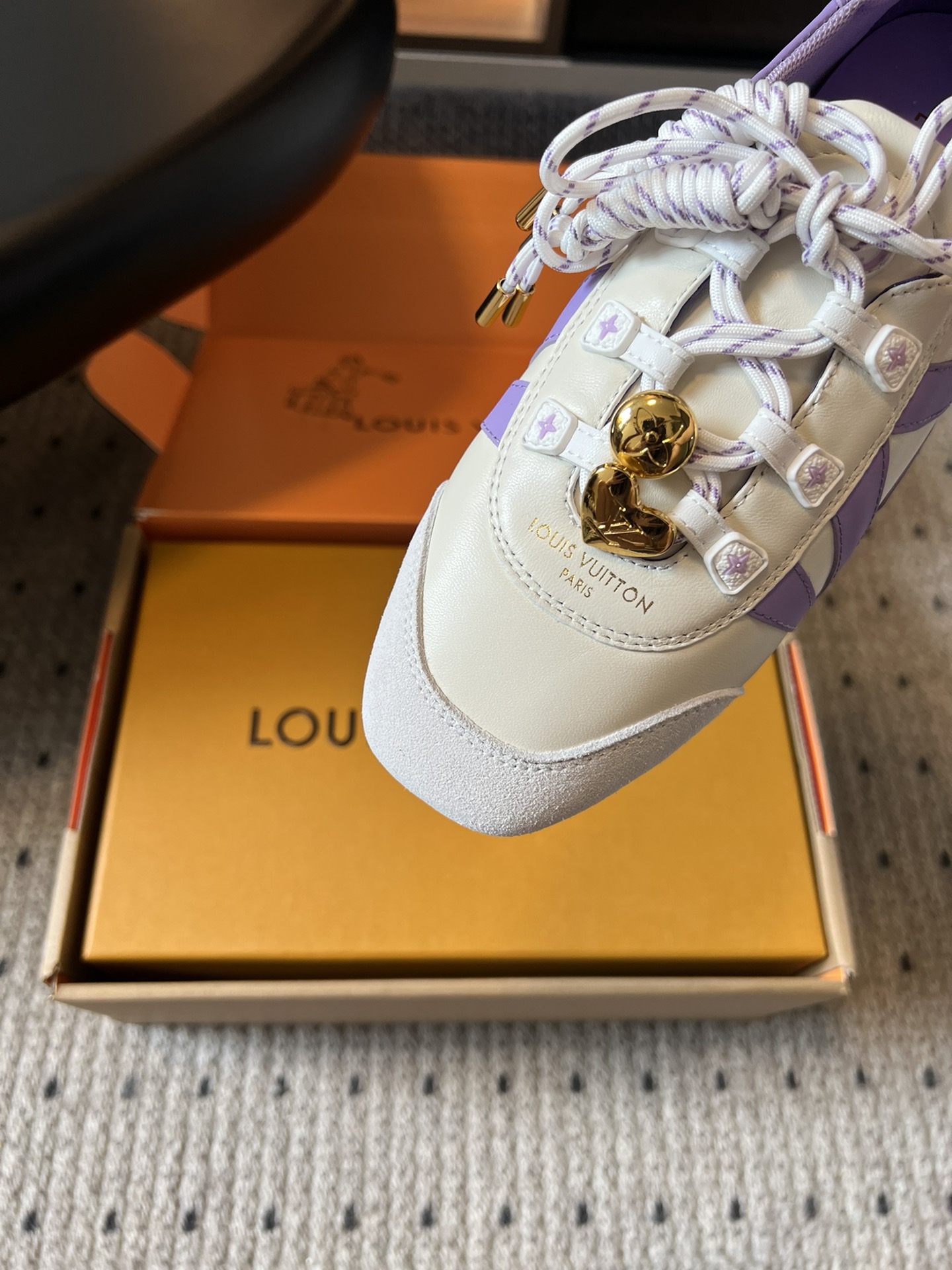 ➕扣子价格
Louis Vuitton路易威登驴牌春夏Sneakerina系列 芭蕾运动鞋 德训鞋 平底