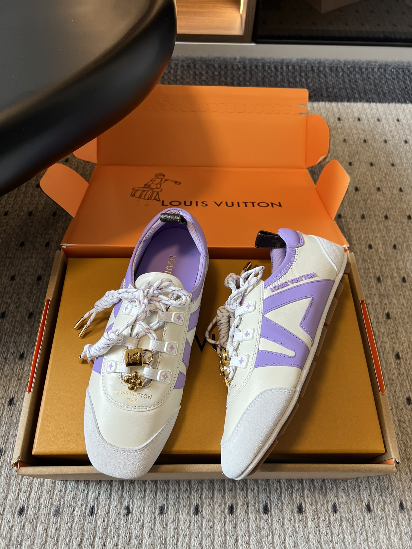 ➕扣子价格
Louis Vuitton路易威登驴牌春夏Sneakerina系列 芭蕾运动鞋 德训鞋 平底