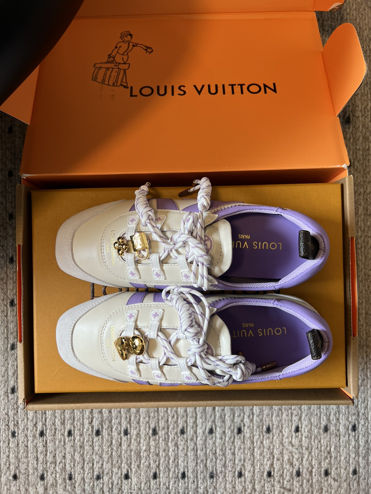 ➕扣子价格
Louis Vuitton路易威登驴牌春夏Sneakerina系列 芭蕾运动鞋 德训鞋 平底