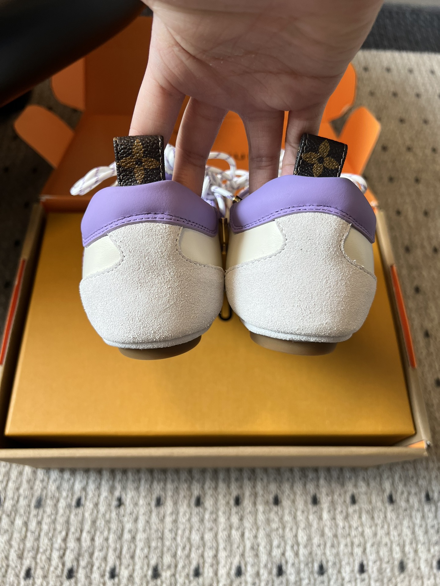 ➕扣子价格
Louis Vuitton路易威登驴牌春夏Sneakerina系列 芭蕾运动鞋 德训鞋 平底