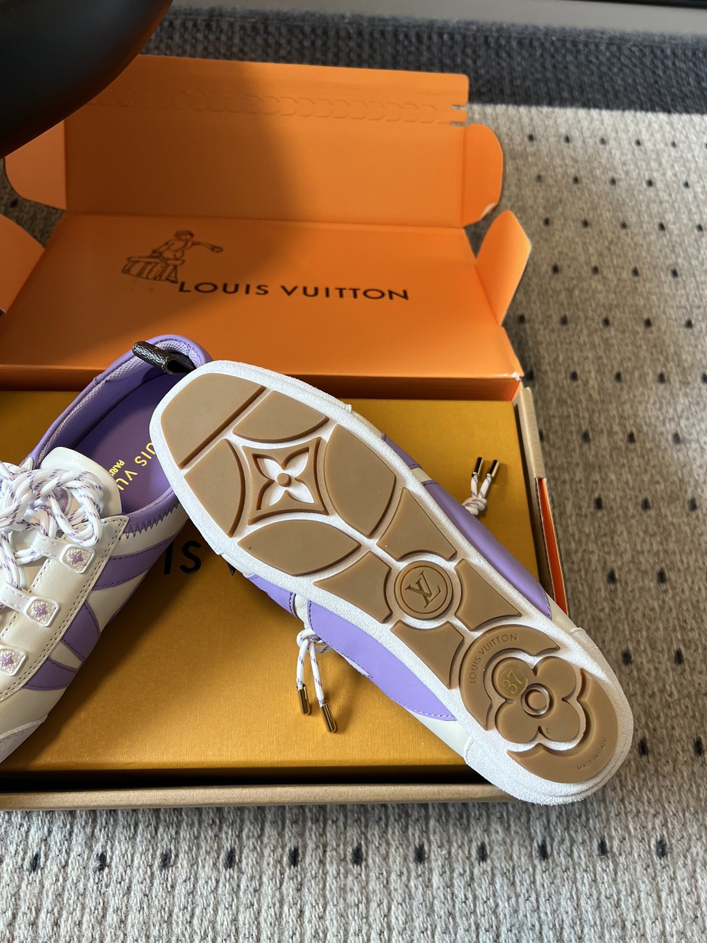 ➕扣子价格
Louis Vuitton路易威登驴牌春夏Sneakerina系列 芭蕾运动鞋 德训鞋 平底