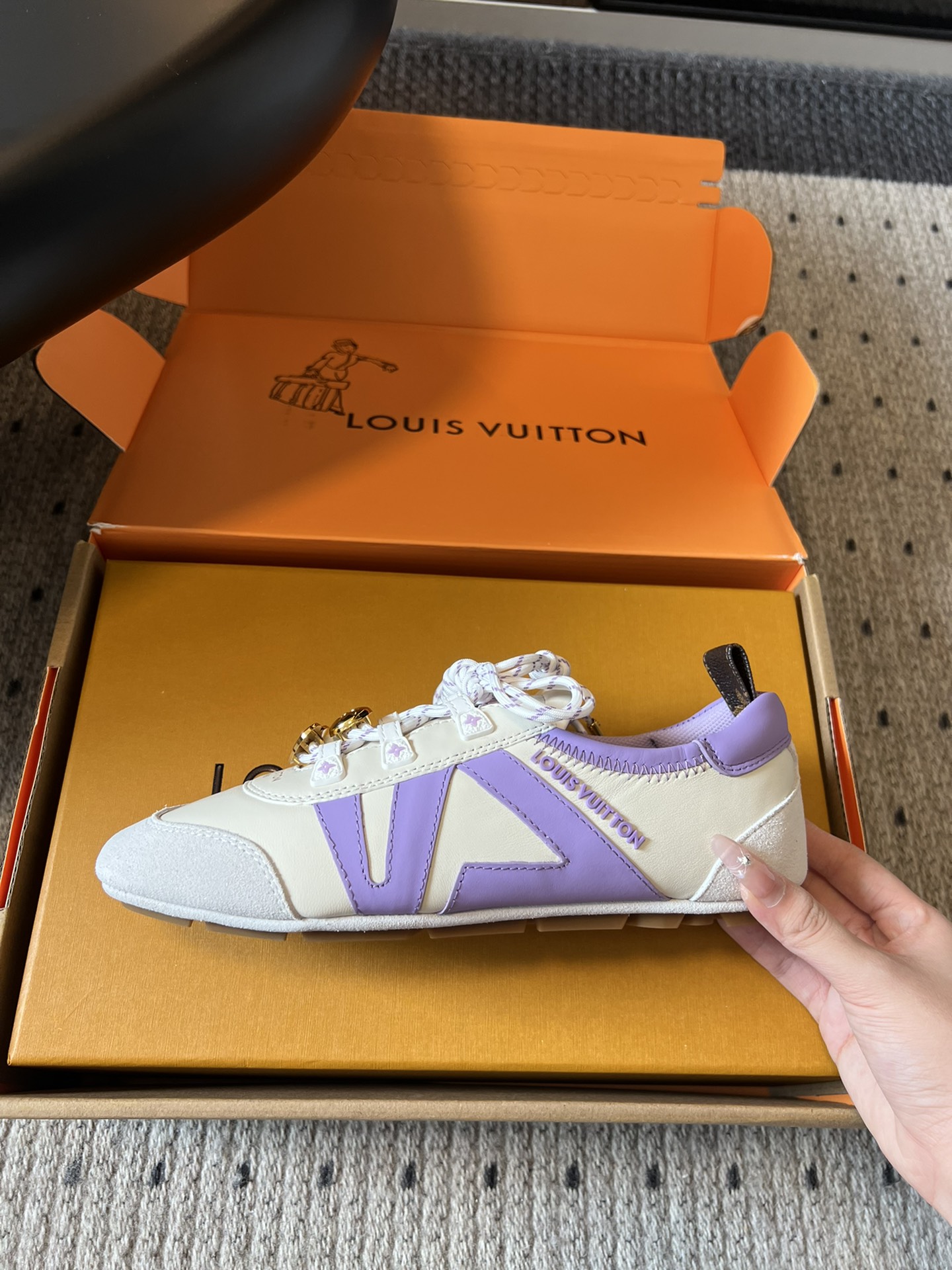 ➕扣子价格
Louis Vuitton路易威登驴牌春夏Sneakerina系列 芭蕾运动鞋 德训鞋 平底