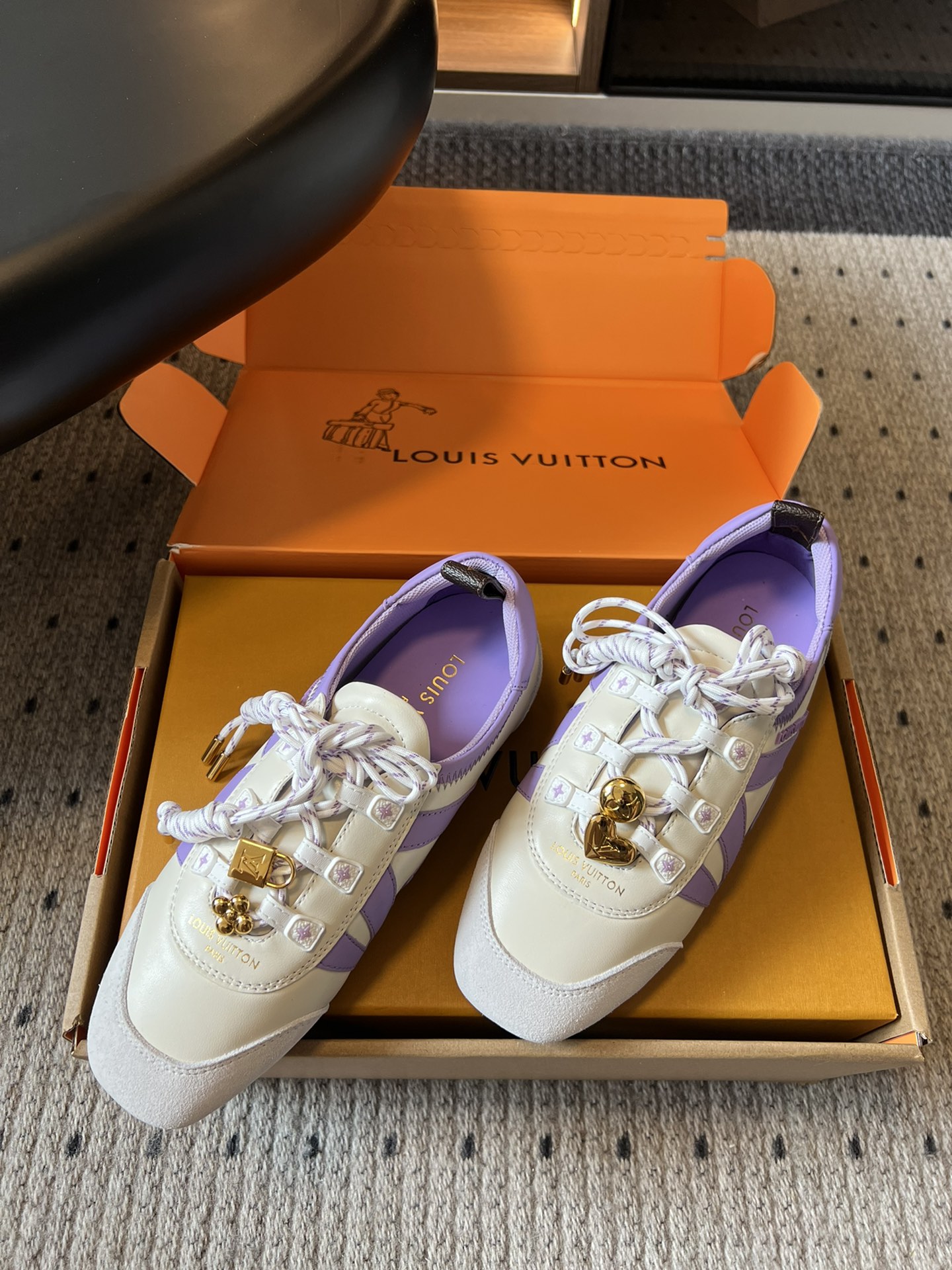 ➕扣子价格
Louis Vuitton路易威登驴牌春夏Sneakerina系列 芭蕾运动鞋 德训鞋 平底