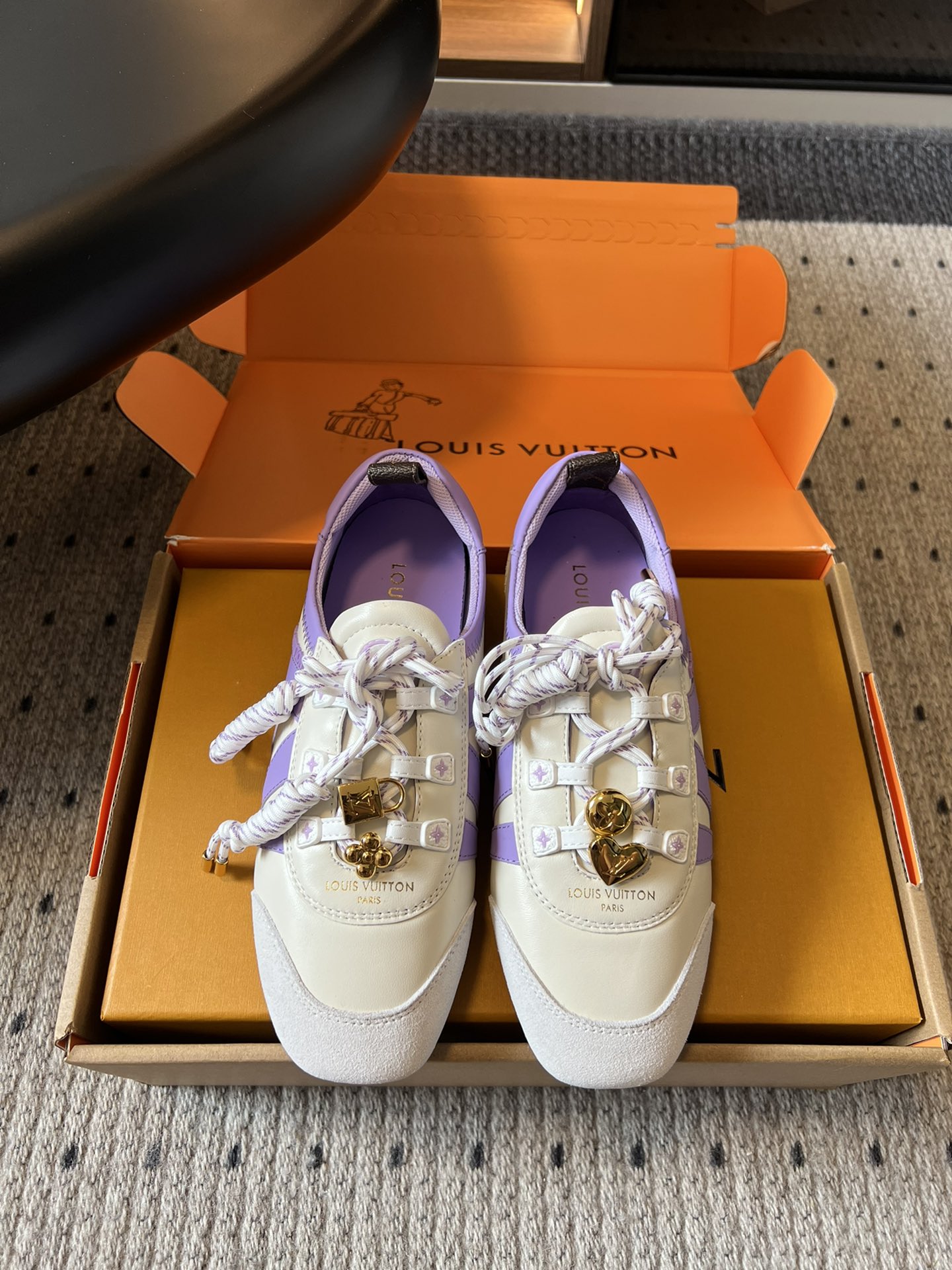 ➕扣子价格
Louis Vuitton路易威登驴牌春夏Sneakerina系列 芭蕾运动鞋 德训鞋 平底