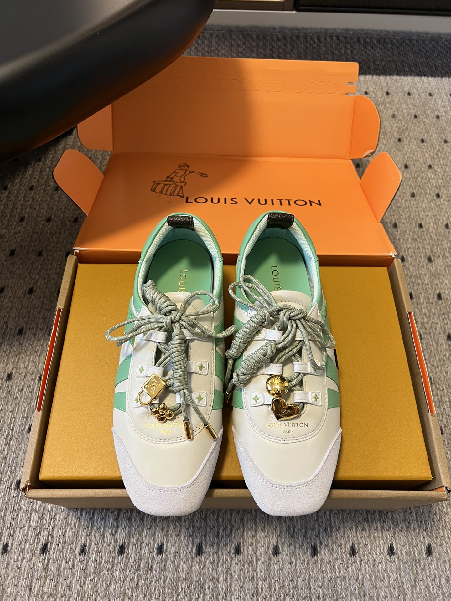 ➕扣子价格
Louis Vuitton路易威登驴牌春夏Sneakerina系列 芭蕾运动鞋 德训鞋 平底